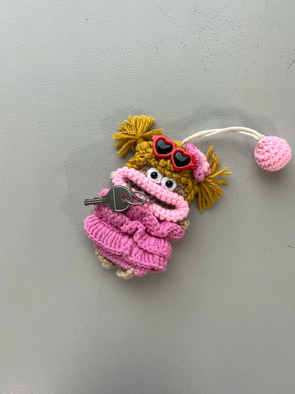 シルバー系の財布、ブルー系のハンカチ/ハンドタオル、ピンク系のキーケース/キーアクセサリーを着用したレディースの冬コーディネートの2枚目の写真