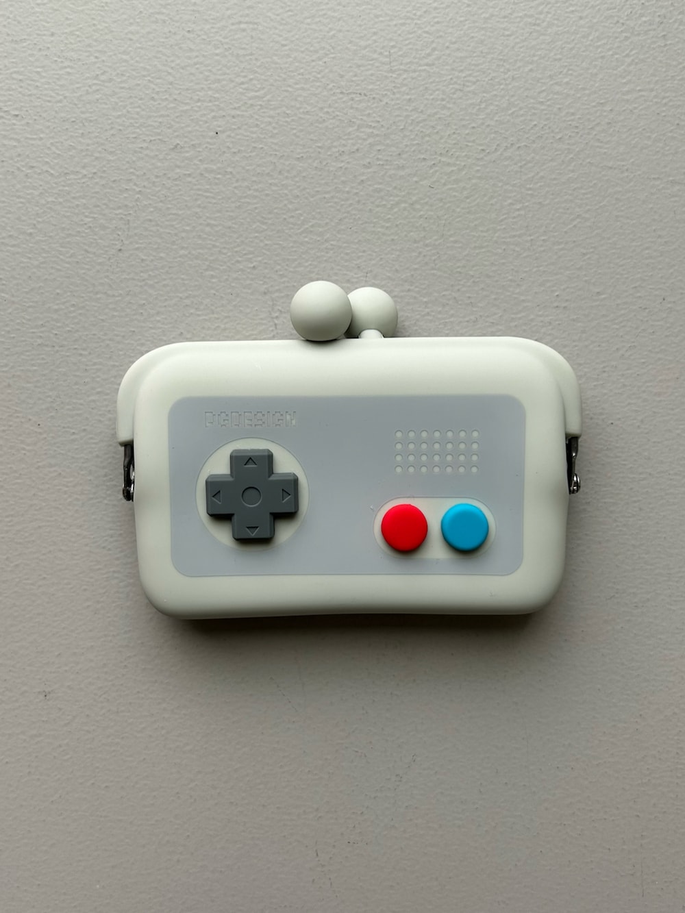 ホワイト系のチャーム、グレー系のポーチ、ピンク系のポーチを着用したレディースの春コーディネートの3枚目の写真