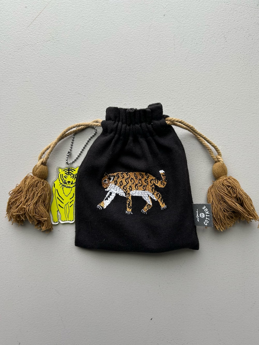 グリーン系の財布、ブラック系のポーチ、ブルー系のポーチを着用したレディースの春コーディネートの5枚目の写真