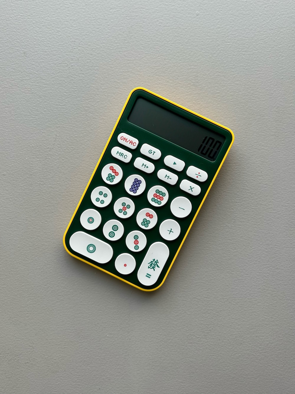 グリーン系のステーショナリー、イエロー系の生活家電、ブルー系のハンドケア/ハンドクリームを着用したレディースの春コーディネートの2枚目の写真