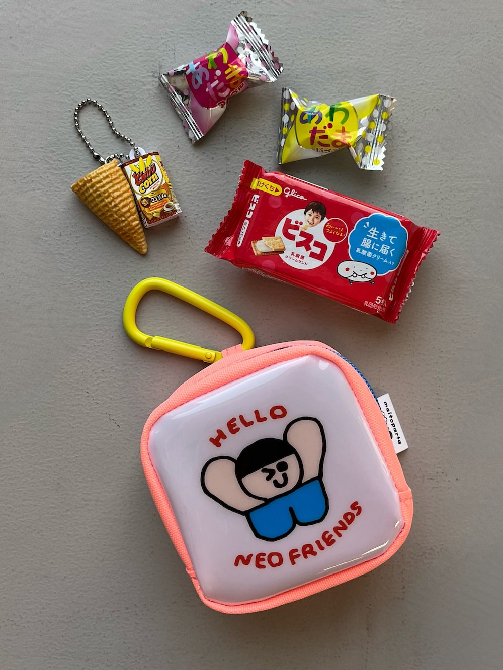 ブルー系のキーホルダー、シルバー系の財布、ピンク系のポーチを着用したレディースの春コーディネートの2枚目の写真