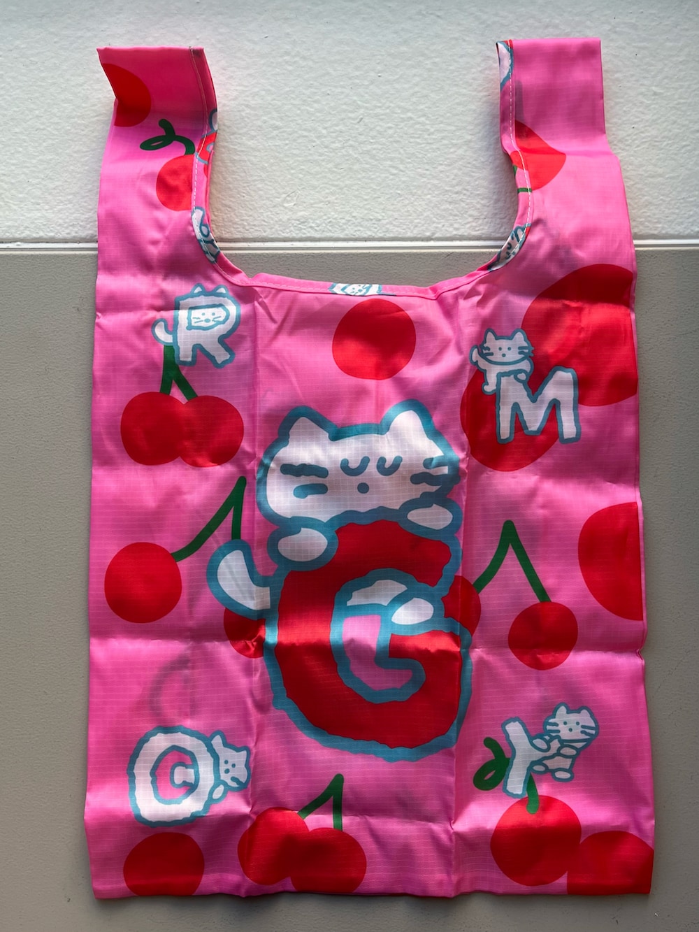 ピンク系のエコバッグ/サブバッグ、ブラック系のチャーム、その他のハンドケア/ハンドクリームを着用したレディースの春コーディネートの4枚目の写真