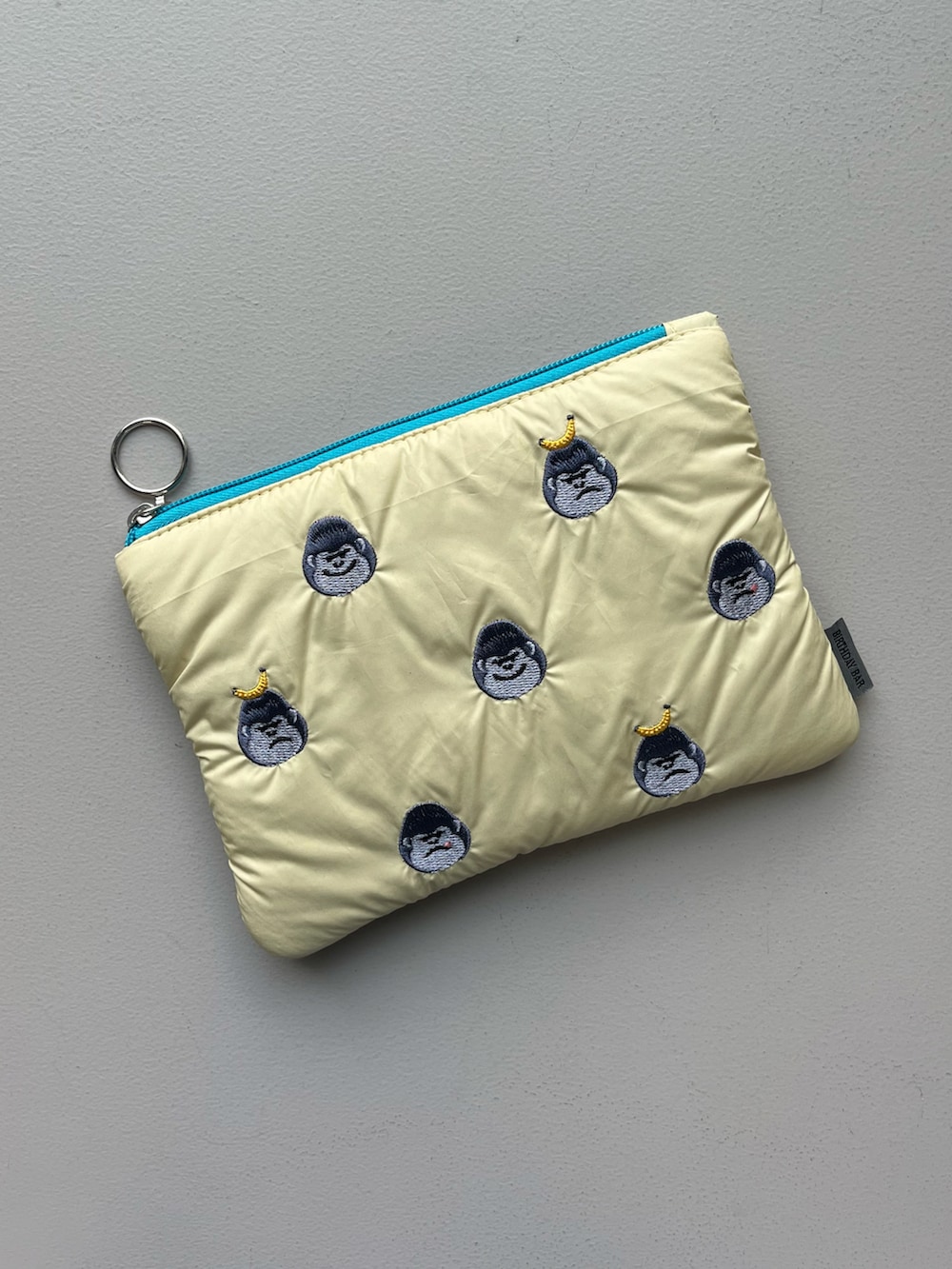 グレー系のポーチ、ホワイト系の財布を着用したレディースの秋コーディネートの2枚目の写真