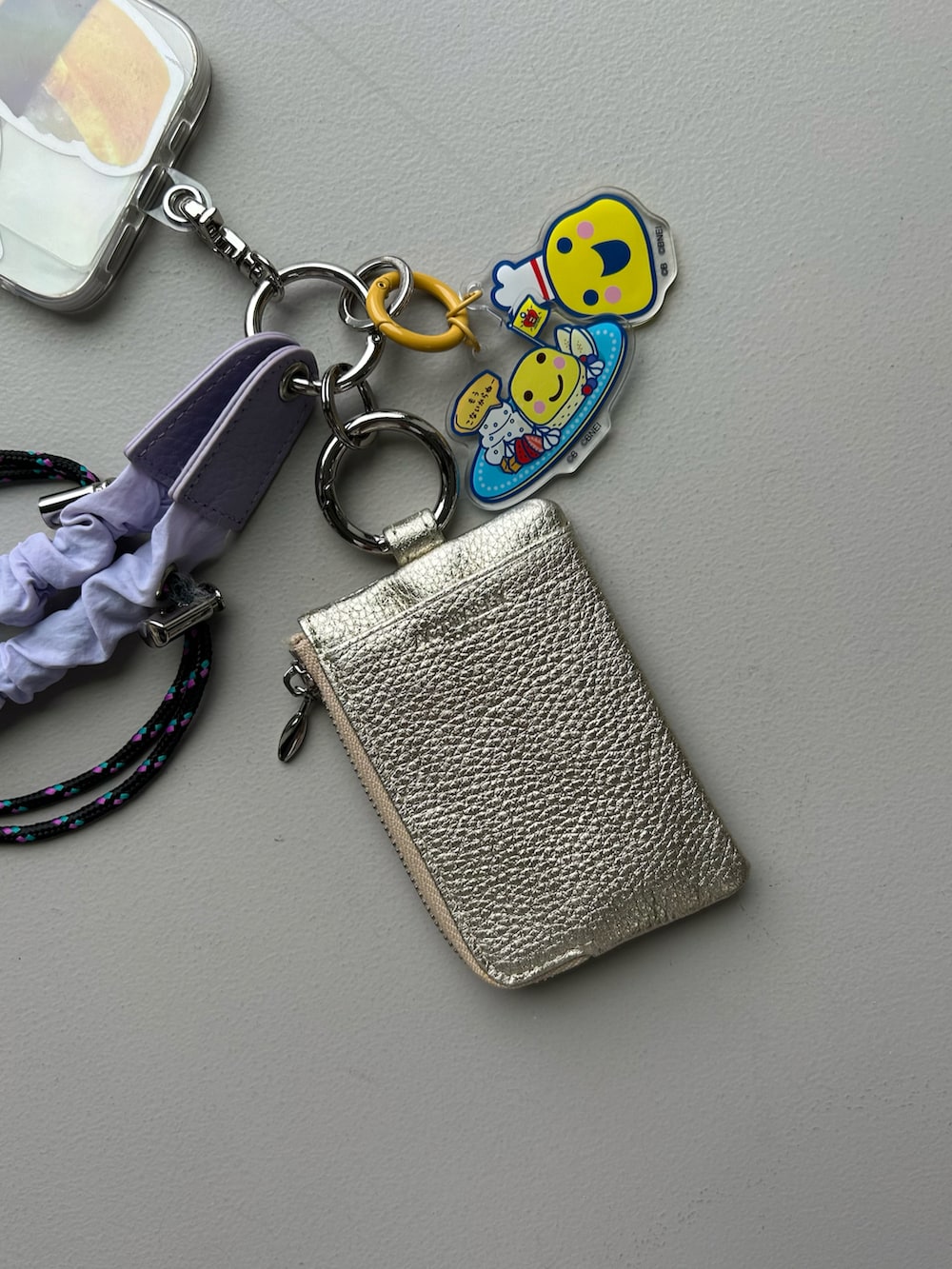 ホワイト系のエコバッグ/サブバッグ、グリーン系の折りたたみ傘、グリーン系のチャームを着用したレディースの夏コーディネートの3枚目の写真