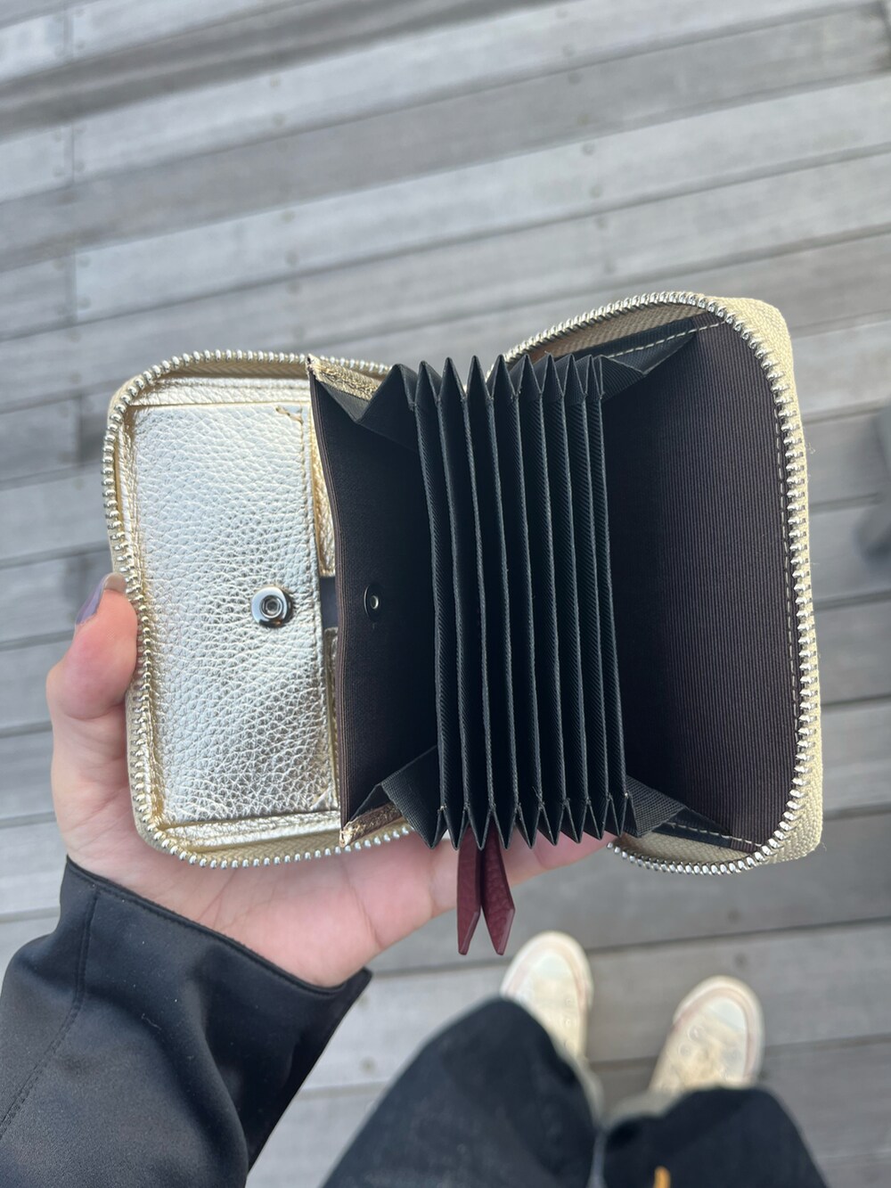 ブラック系のトートバッグ、グリーン系の生活家電、グリーン系の香水を着用したレディースの秋コーディネートの3枚目の写真