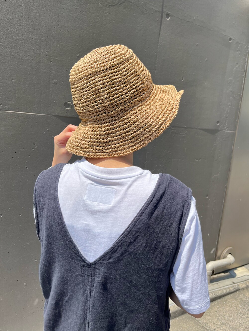 ブラック系のスニーカー、その他のワンピース/ドレス、ベージュ系のハットを着用したレディースの春コーディネートの2枚目の写真