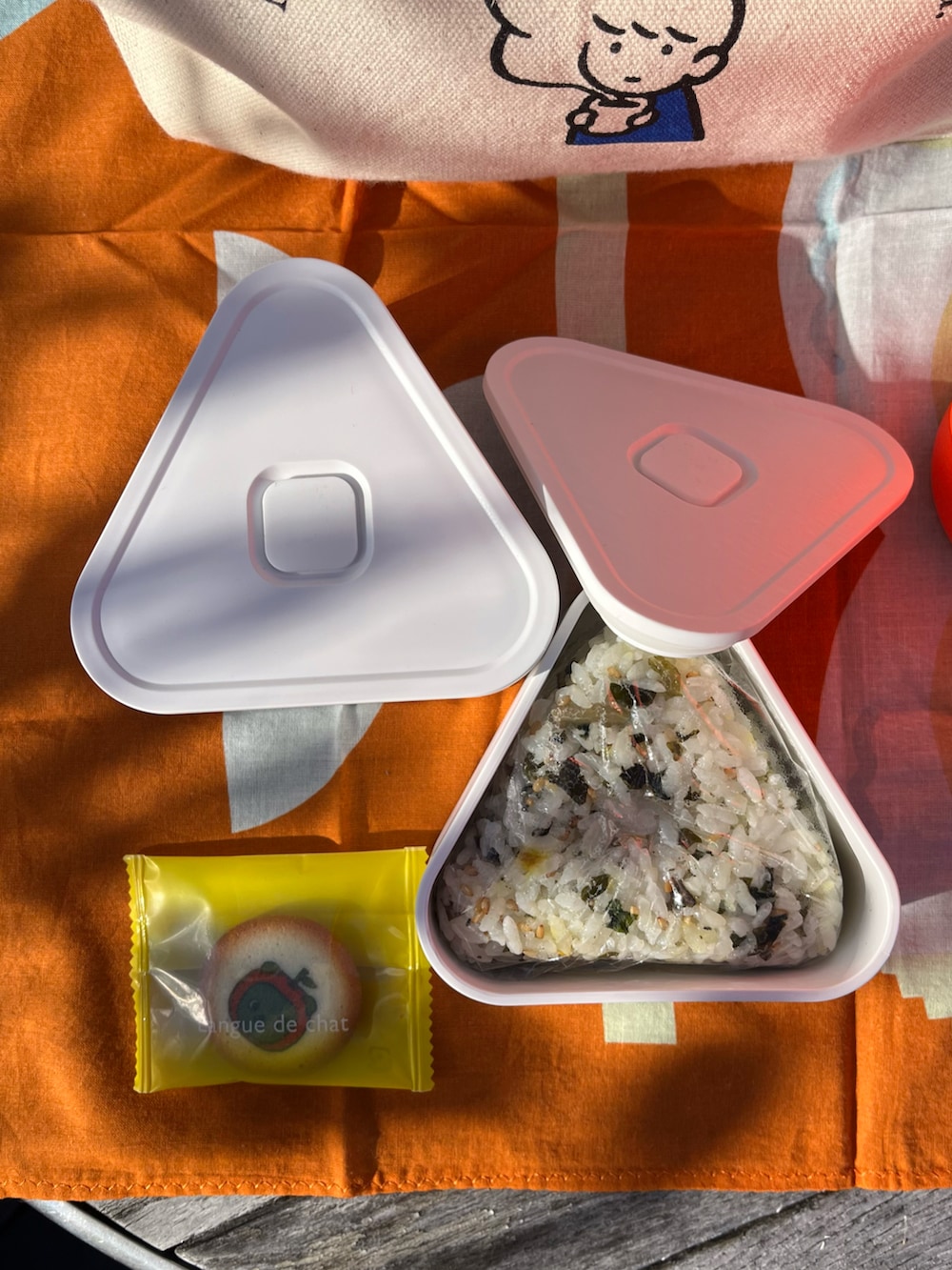 ホワイト系のお弁当箱、ホワイト系のチャームを着用したレディースの冬コーディネートの2枚目の写真