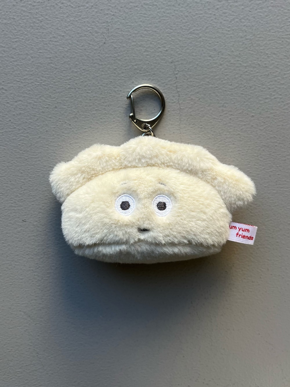 ピンク系のハンドケア/ハンドクリーム、ベージュ系の財布、ブルー系の生活家電を着用したレディースの冬コーディネートの3枚目の写真