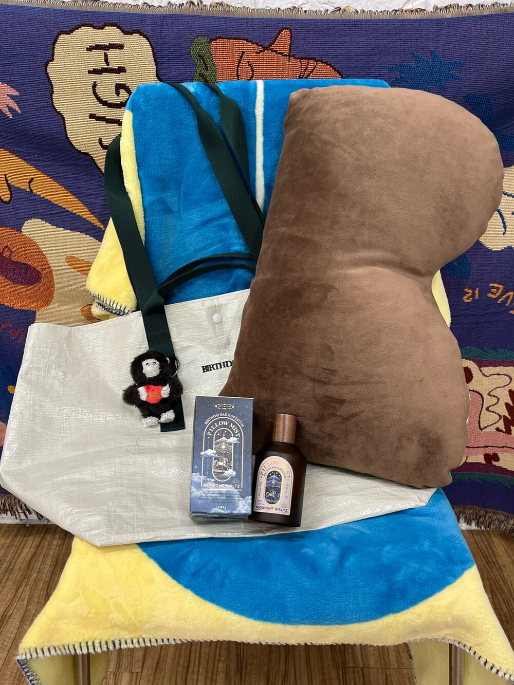 グレー系のポーチ、ホワイト系の財布、ピンク系の香水を着用したレディースの冬コーディネートの2枚目の写真
