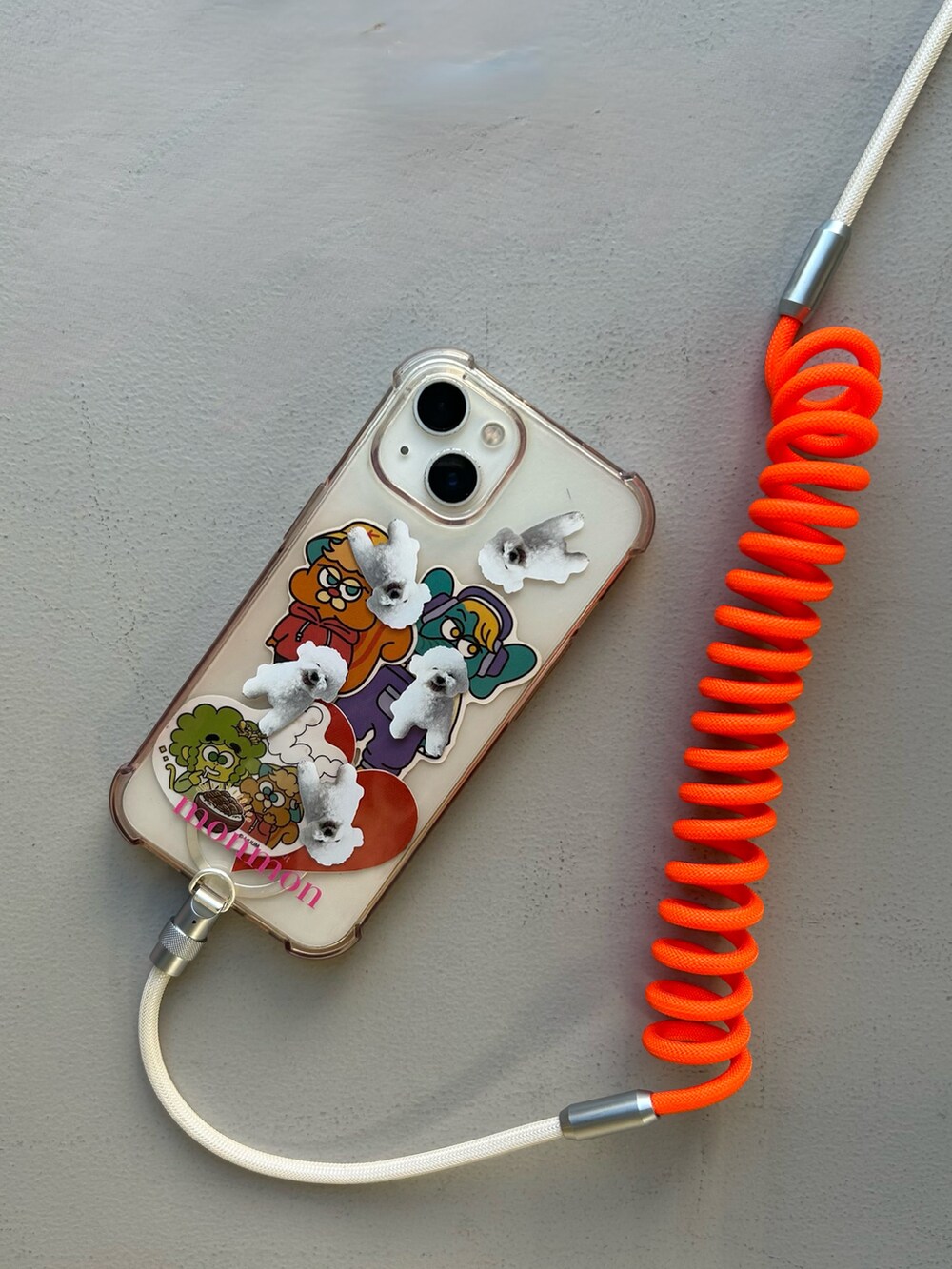 ピンク系のハンドケア/ハンドクリーム、オレンジ系のスマホグッズ、グリーン系の生活家電を着用したレディースの春コーディネートの4枚目の写真