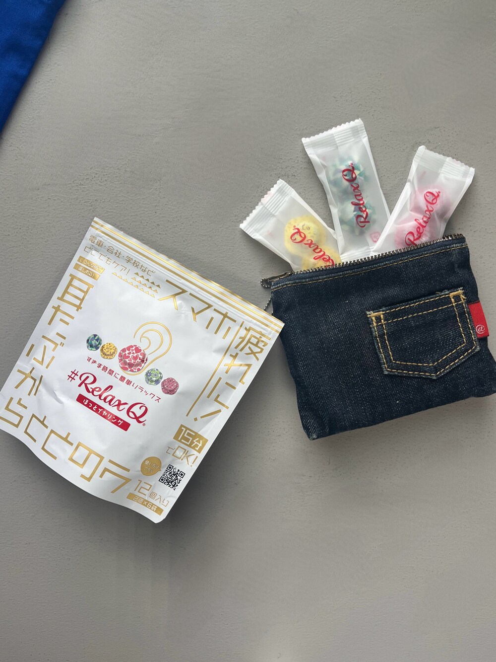 その他のその他ボディ・ヘアケア、シルバー系の財布、ホワイト系のポーチを着用したレディースの春コーディネートの4枚目の写真