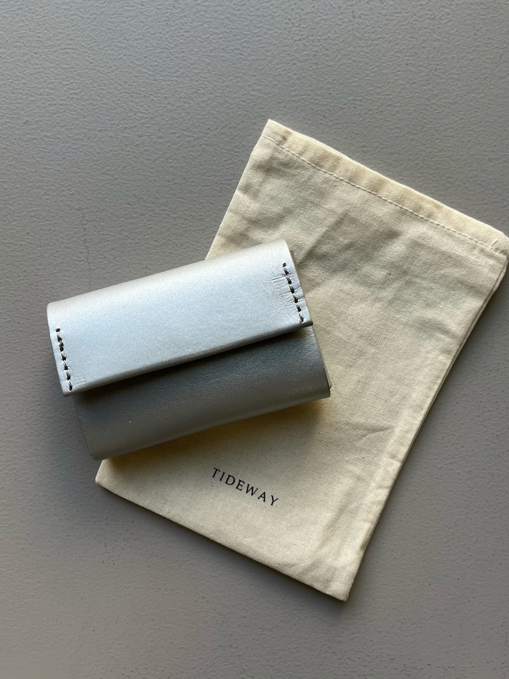 グリーン系の財布、シルバー系のカードケース、その他のハンドケア/ハンドクリームを着用したレディースの冬コーディネートの3枚目の写真