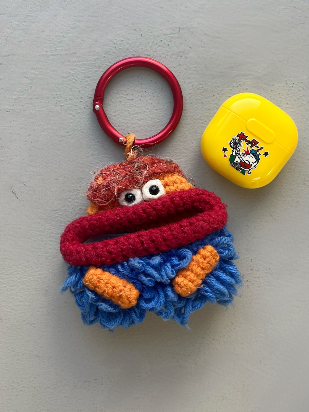 ピンク系のハンドケア/ハンドクリーム、シルバー系のポーチ、ゴールド系のその他小物を着用したレディースの夏コーディネートの2枚目の写真