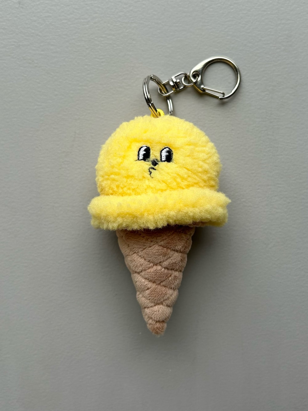 グレー系のポーチ、グリーン系の財布、グリーン系の生活家電を着用したレディースの春コーディネートの5枚目の写真