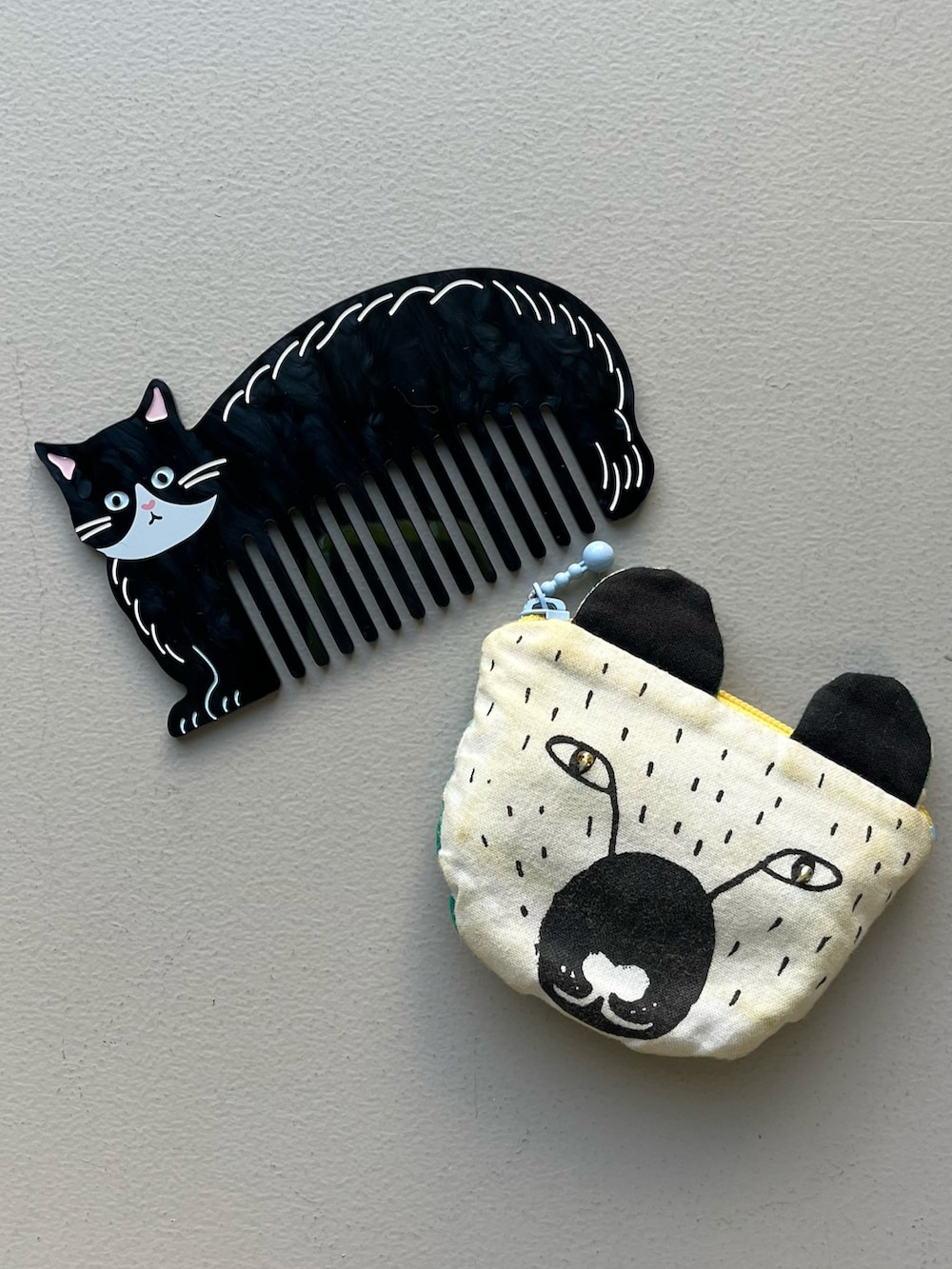 グリーン系の財布、シルバー系のカードケース、その他のハンドケア/ハンドクリームを着用したレディースの冬コーディネートの4枚目の写真