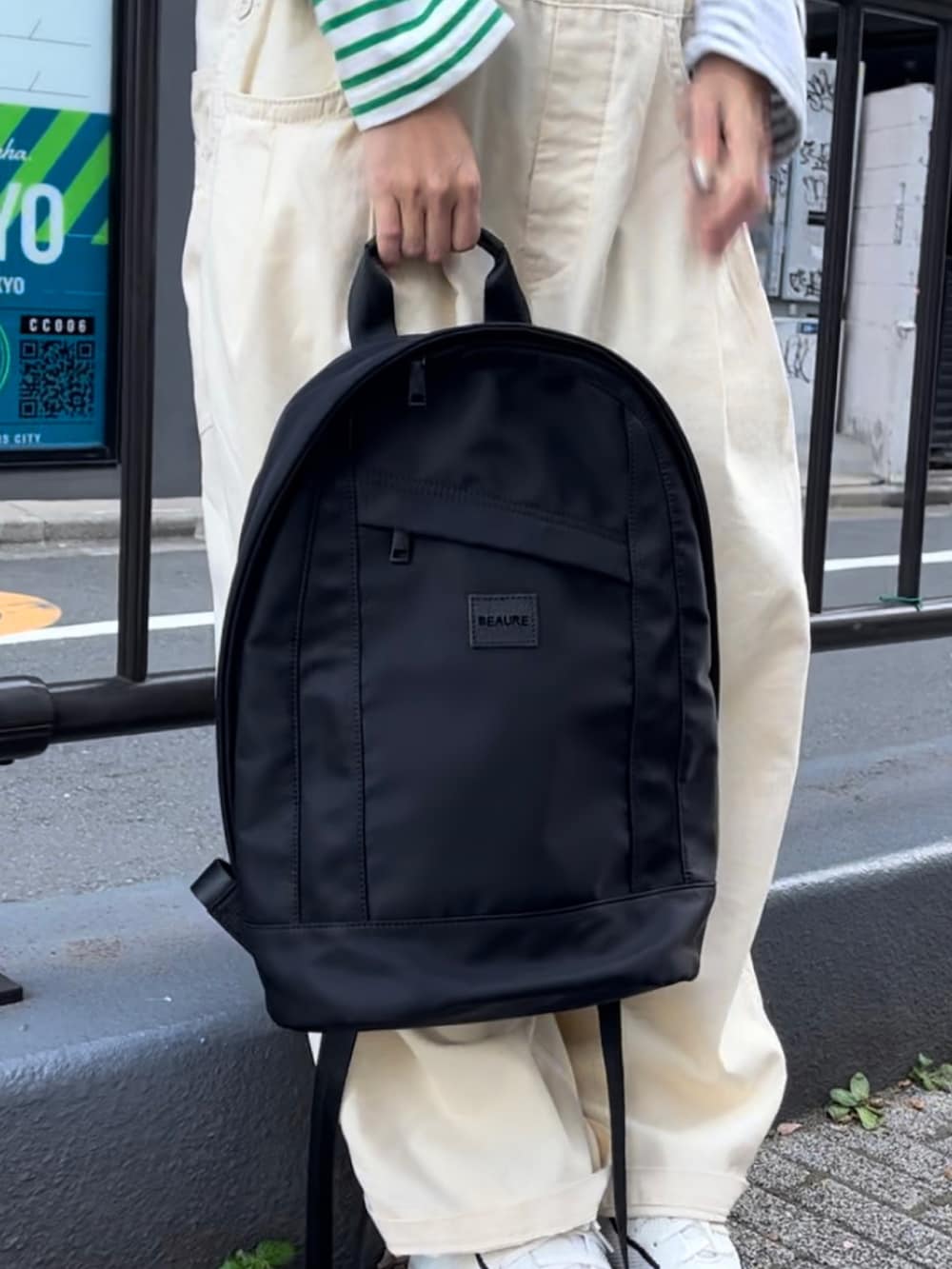 ブラック系のバックパック/リュック、ホワイト系のスニーカー、その他のTシャツ/カットソーを着用したレディースの秋コーディネートの2枚目の写真