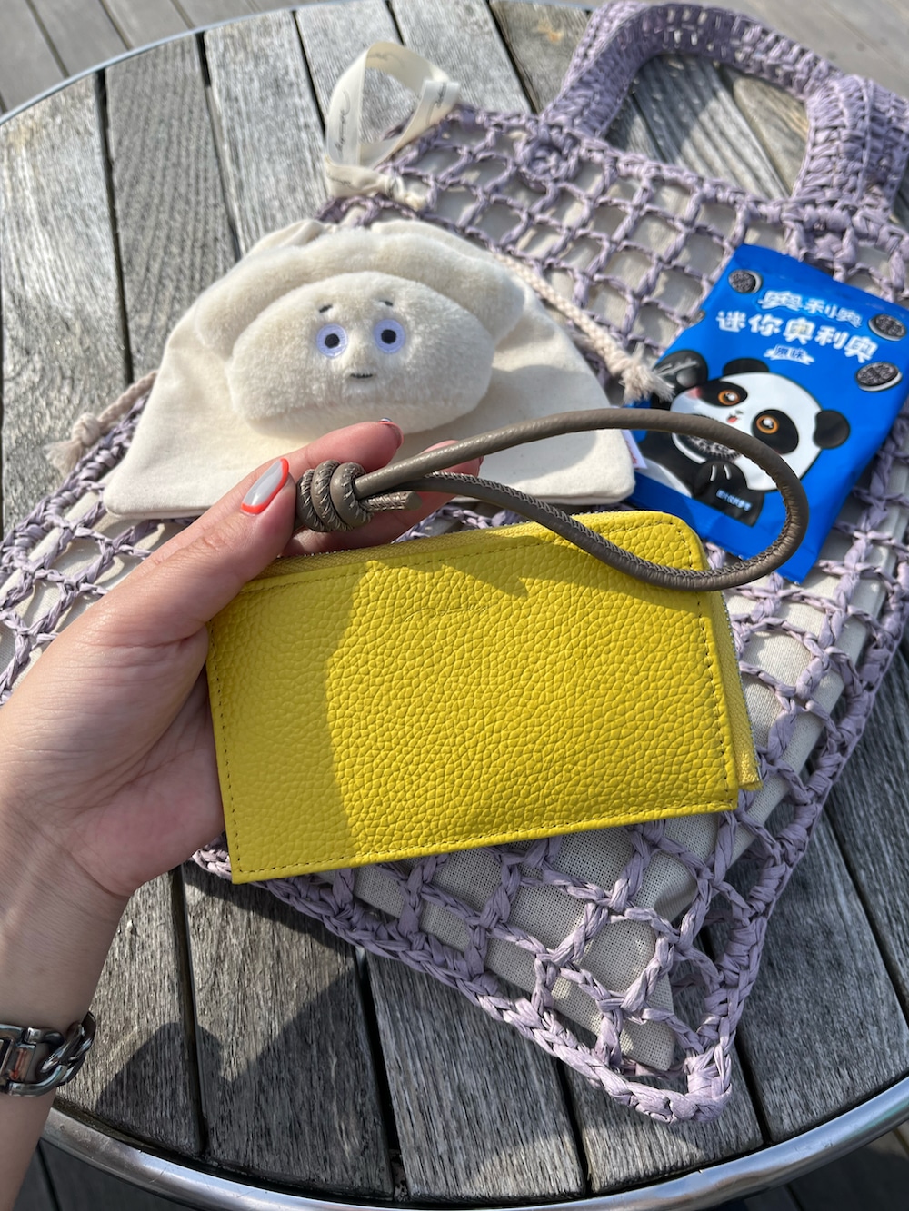 イエロー系の財布、ホワイト系のカメラ/カメラグッズ、ブラック系のハンドケア/ハンドクリームを着用したレディースの春コーディネートの2枚目の写真