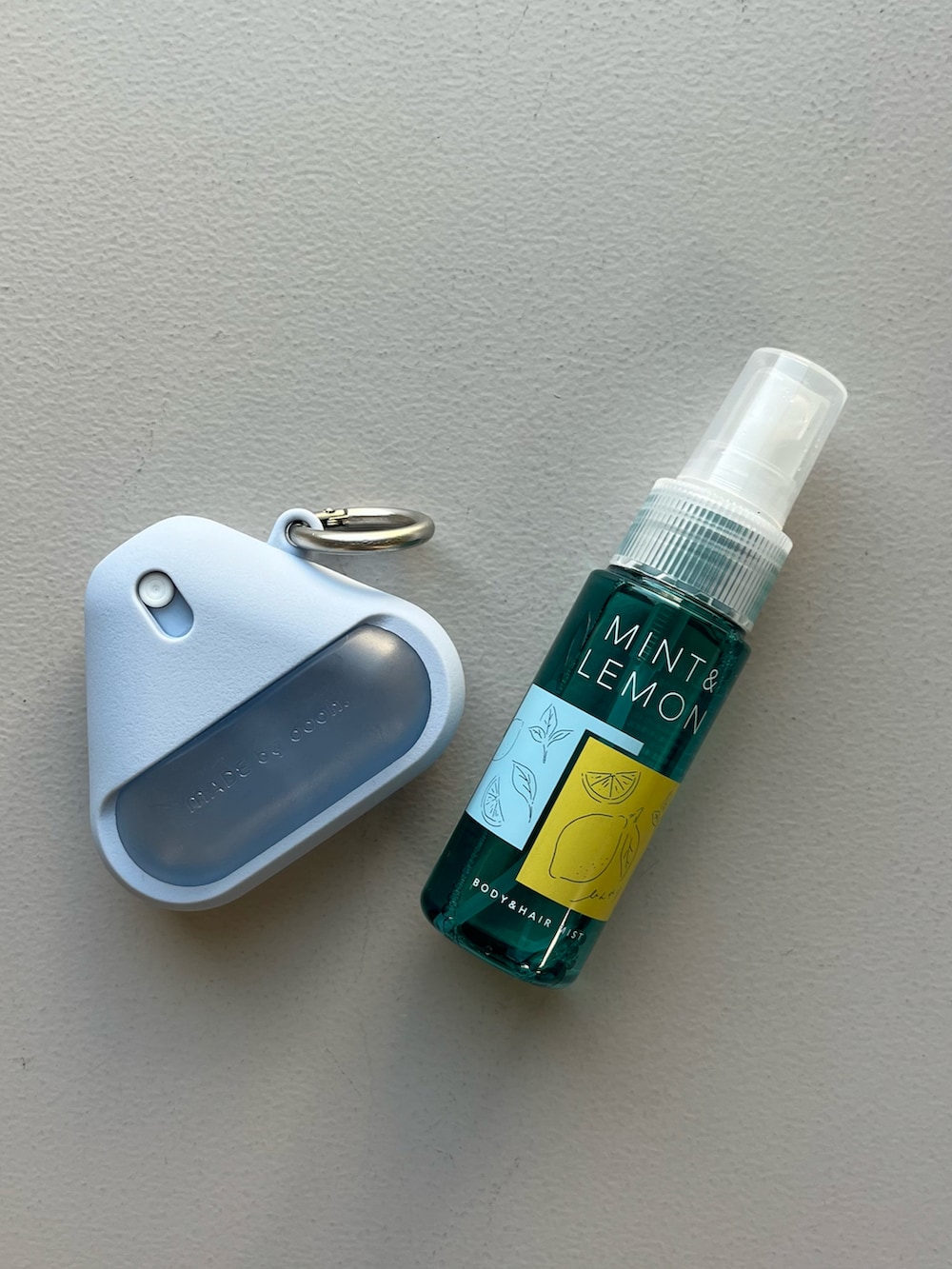 グレー系のポーチ、ホワイト系のハンカチ/ハンドタオル、グリーン系の名刺入れを着用したレディースの秋コーディネートの4枚目の写真