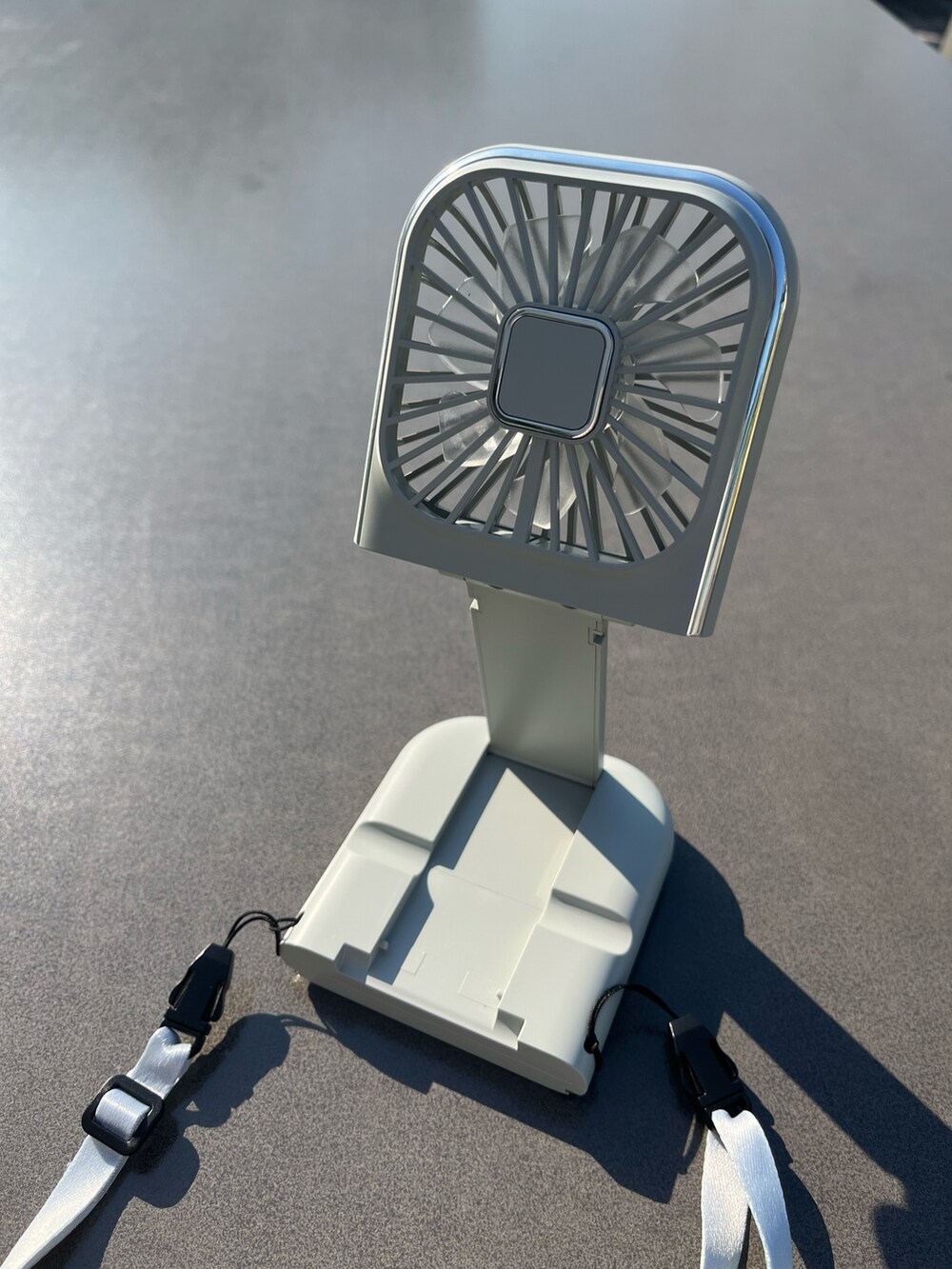 グレー系のキッチン家電、グリーン系のハンカチ/ハンドタオルを着用したレディースの春コーディネートの4枚目の写真