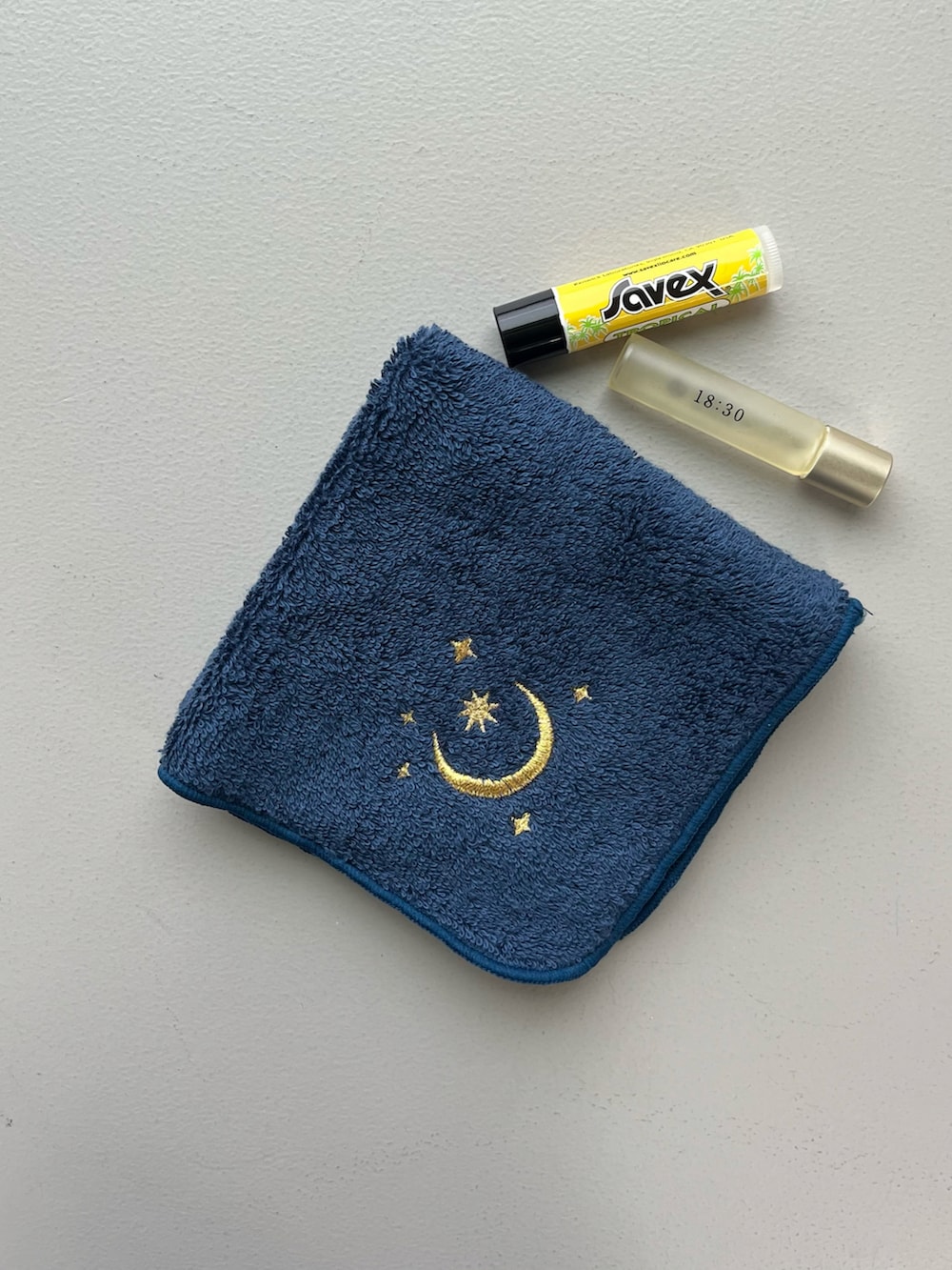 オレンジ系のポーチ、シルバー系の財布、ブラウン系のチャームを着用したレディースの冬コーディネートの3枚目の写真