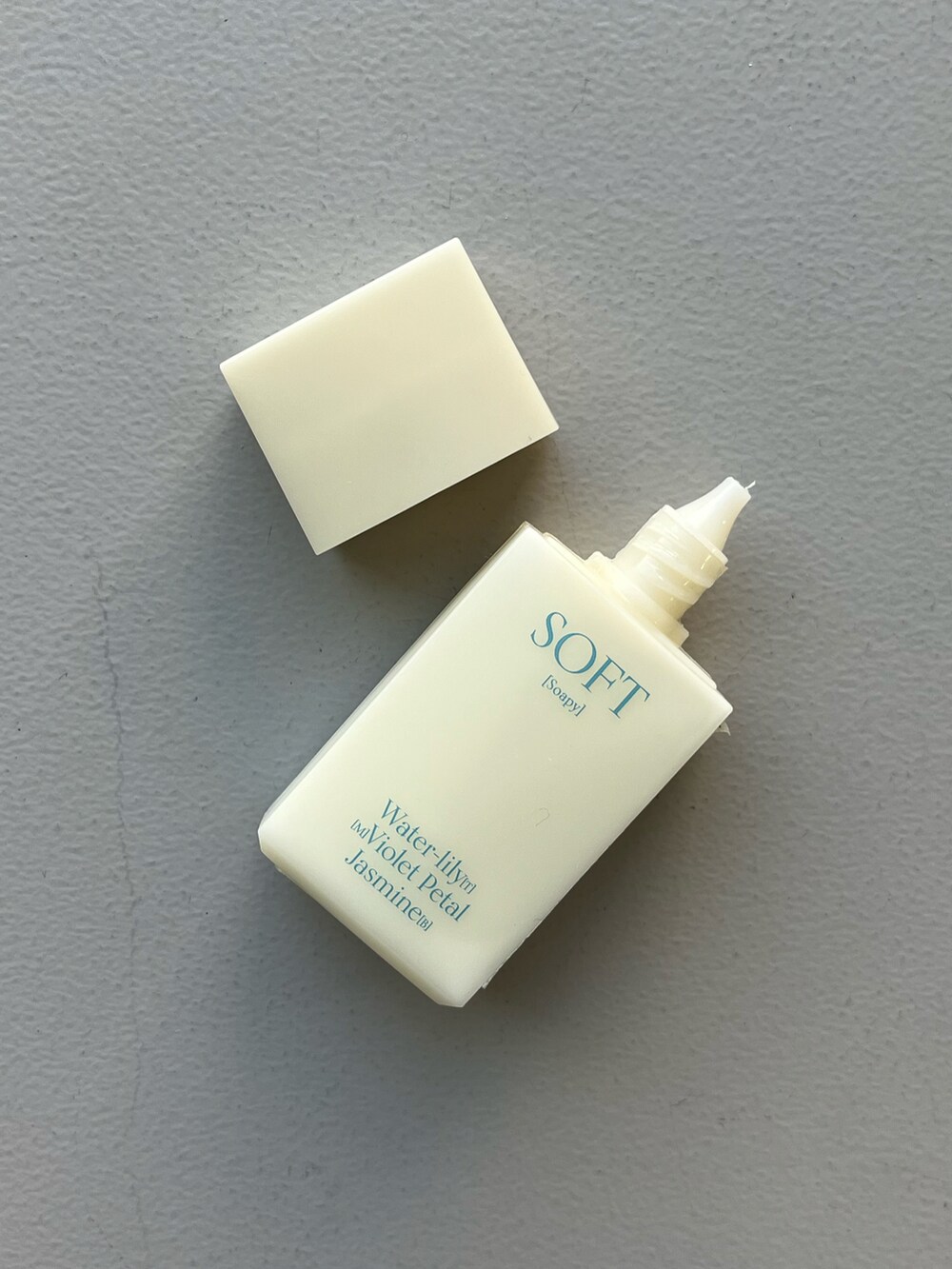 ブルー系のポーチ、ホワイト系のその他小物、グリーン系のスマホグッズを着用したレディースの春コーディネートの5枚目の写真