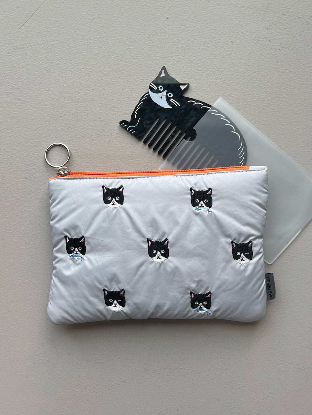 グリーン系のその他小物、ゴールド系のヘアブラシを着用したレディースの秋コーディネートの2枚目の写真