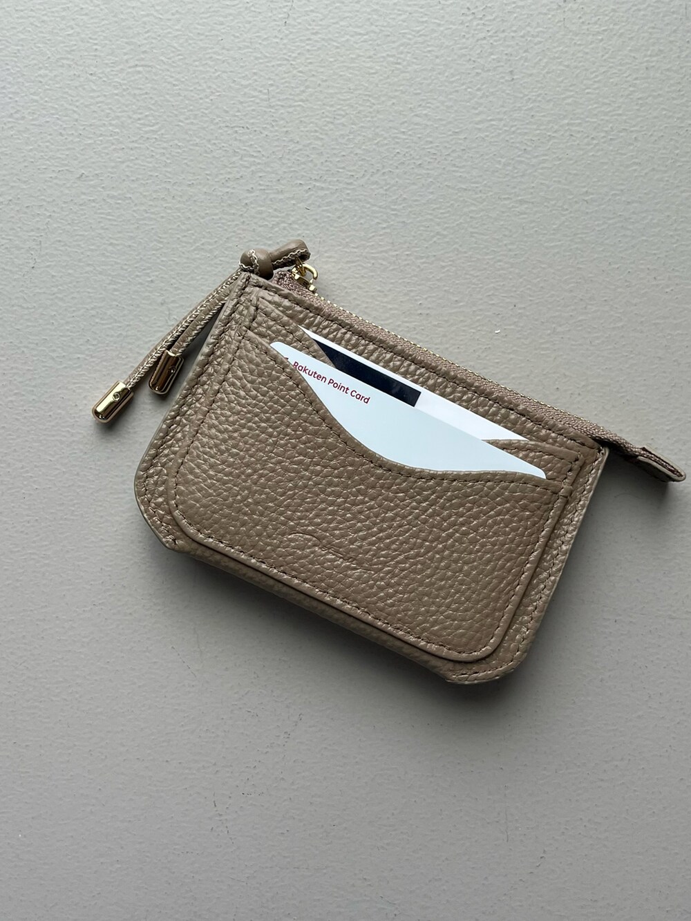 ピンク系のエコバッグ/サブバッグ、ベージュ系の財布、ピンク系のポーチを着用したレディースの秋コーディネートの5枚目の写真