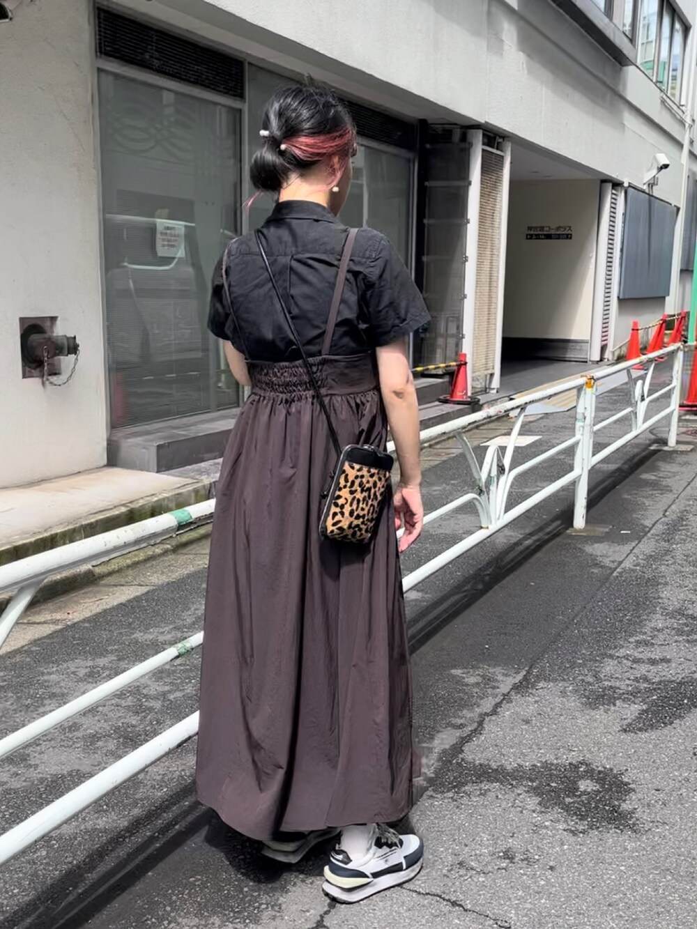 その他のショルダーバッグ、ブラック系のシャツ/ブラウス、ホワイト系のスニーカーを着用したレディースの夏コーディネートの2枚目の写真