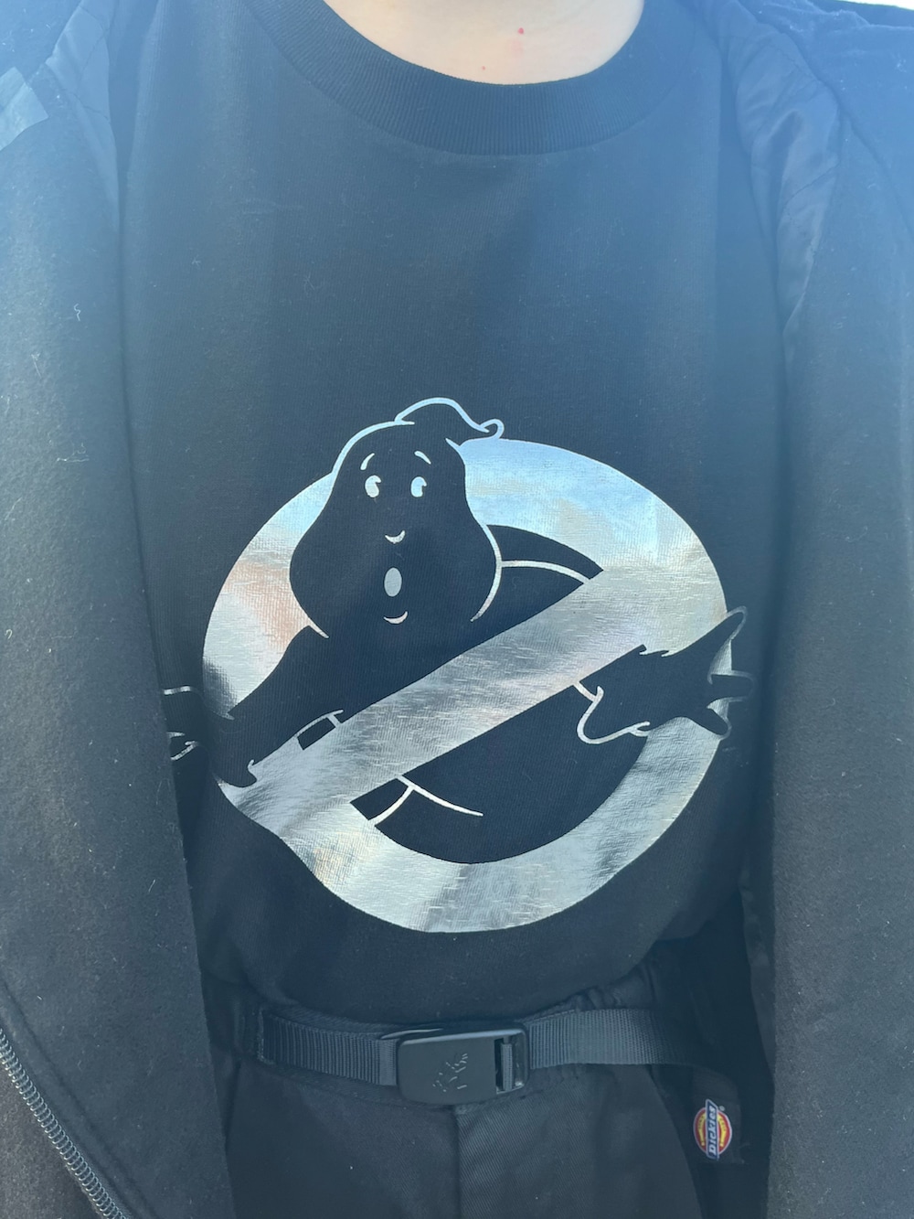 ホワイト系のスニーカー、ブラック系のTシャツ/カットソー、ブラック系のスカートを着用したレディースの春コーディネートの4枚目の写真