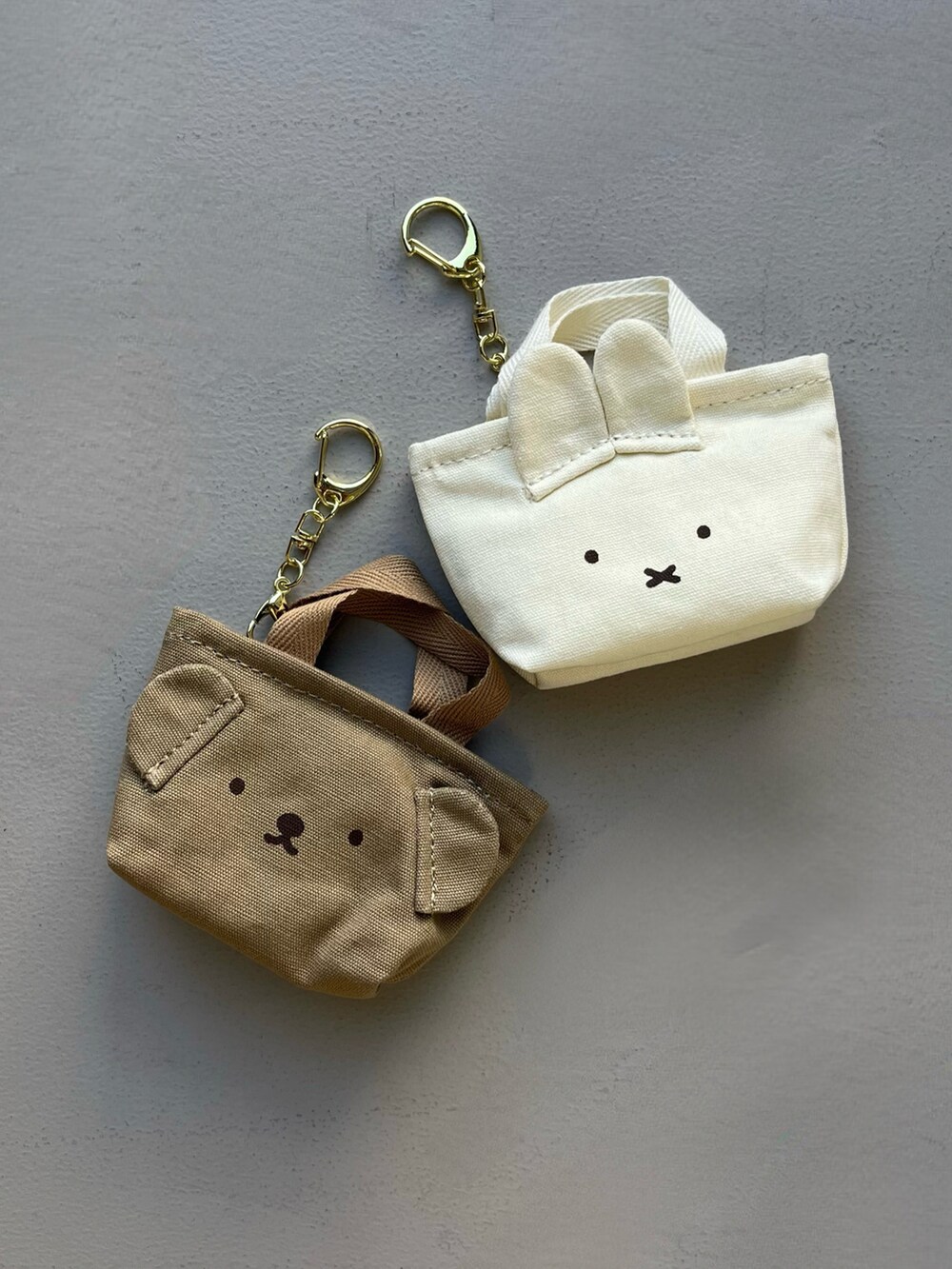 イエロー系の財布、レッド系のポーチ、ホワイト系のチャームを着用したレディースの夏コーディネートの3枚目の写真