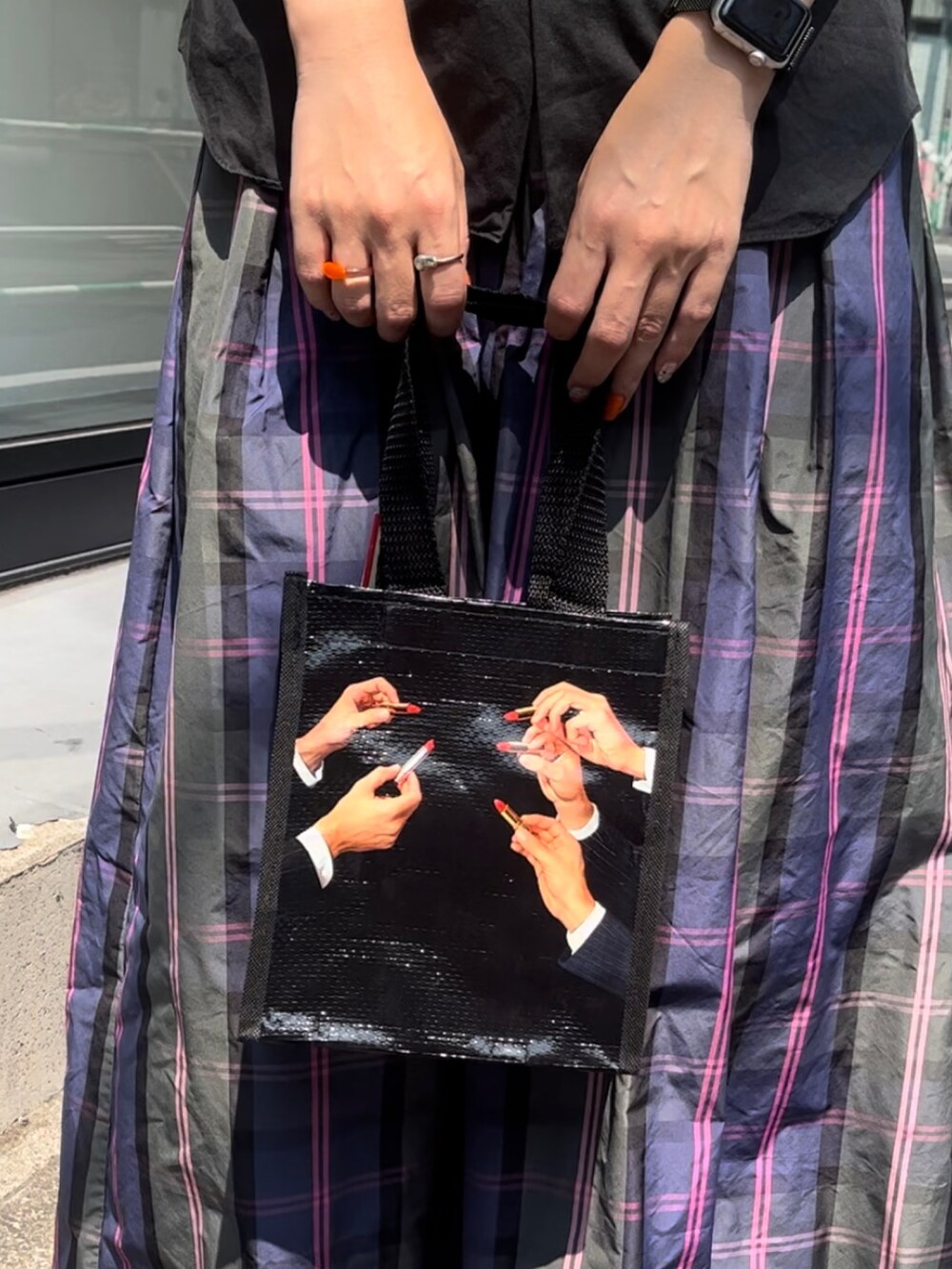 ブラック系のシャツ/ブラウス、ホワイト系のスニーカー、ブラック系のエコバッグ/サブバッグを着用したレディースの秋コーディネートの2枚目の写真