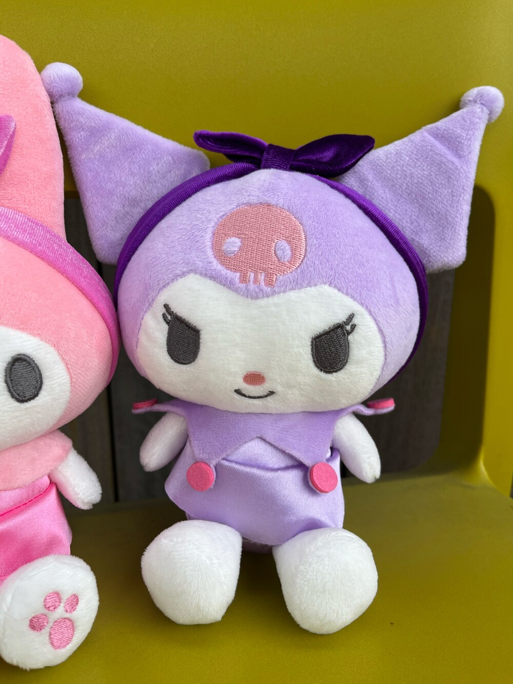 パープル系のおもちゃ、ピンク系のおもちゃを着用したレディースの春コーディネートの4枚目の写真