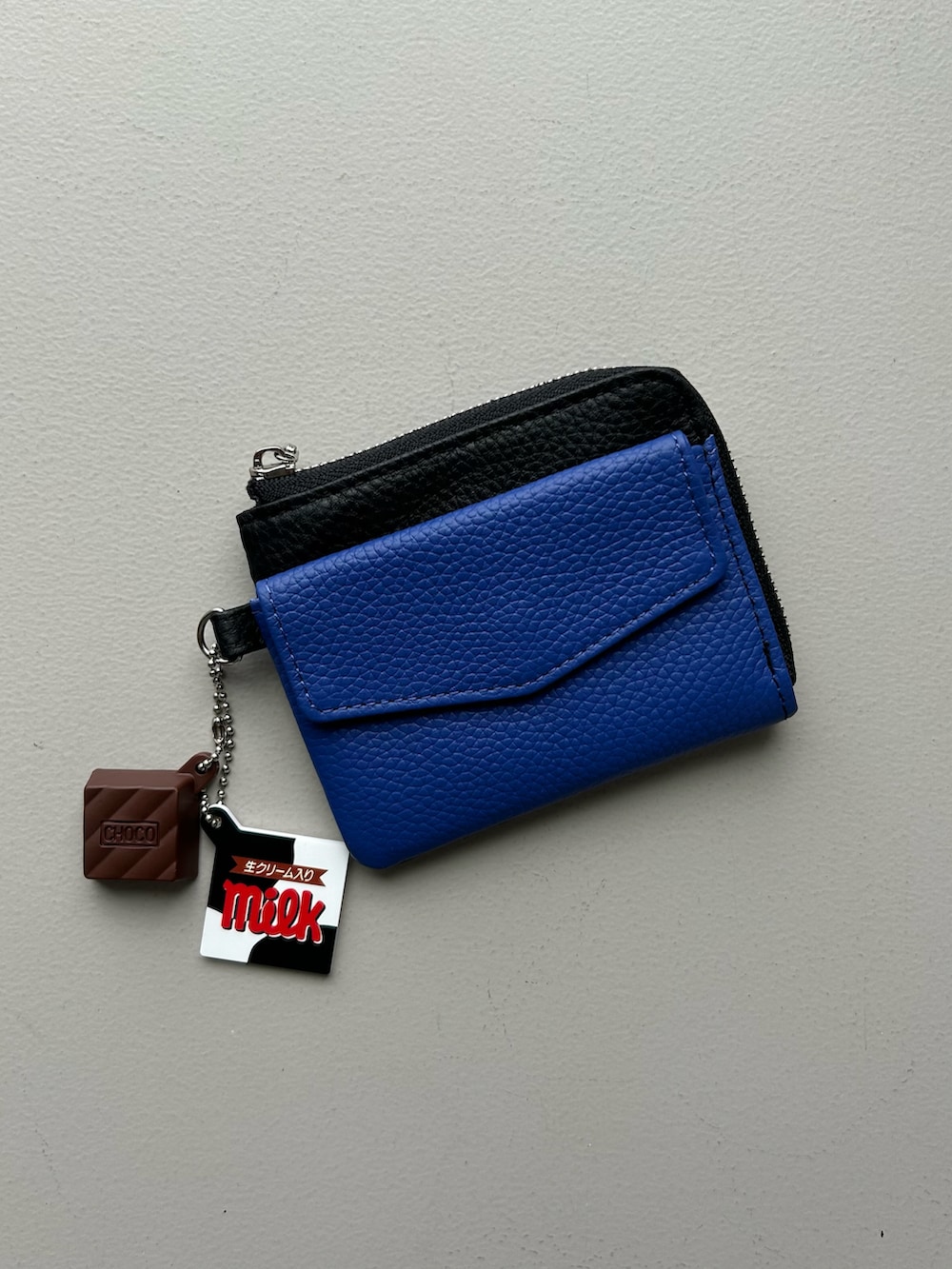 グレー系のポーチ、ベージュ系の財布、グリーン系の手鏡/メイクミラーを着用したレディースの春コーディネートの2枚目の写真