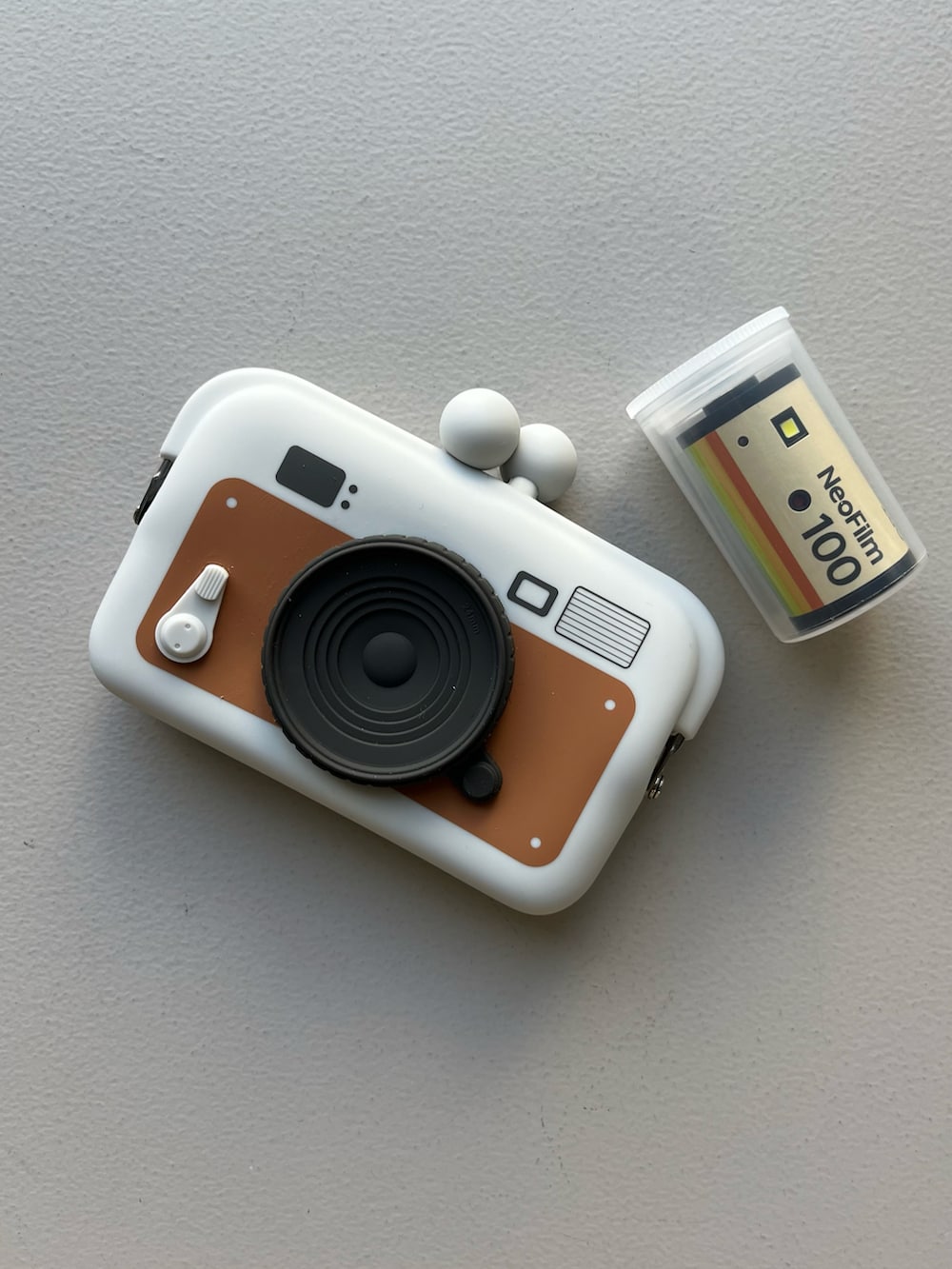 ホワイト系のエコバッグ/サブバッグ、グレー系のポーチ、グリーン系の財布を着用したレディースの冬コーディネートの2枚目の写真