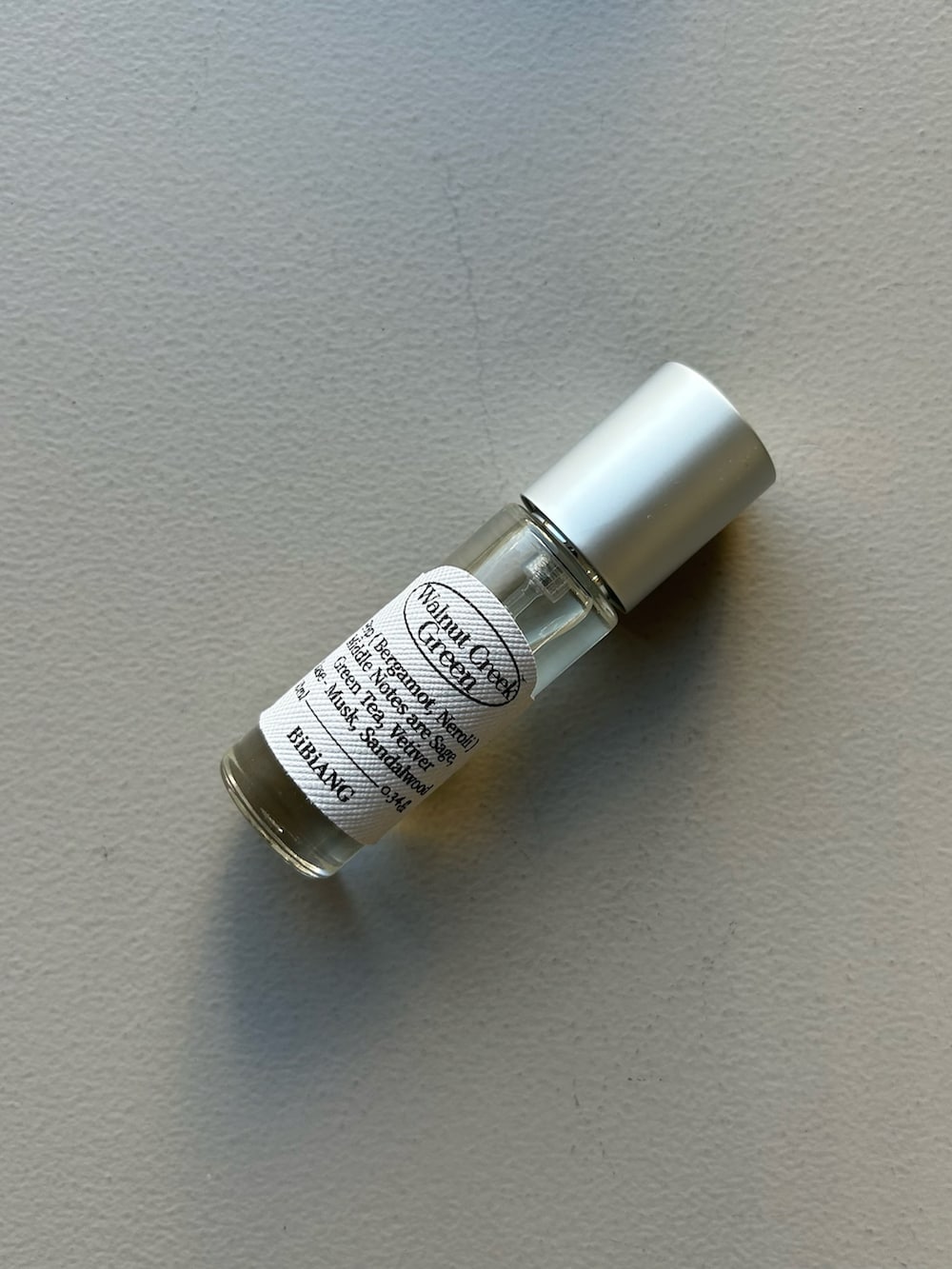 オレンジ系のチャーム、グリーン系のチャーム、その他のハンドケア/ハンドクリームを着用したレディースの春コーディネートの4枚目の写真