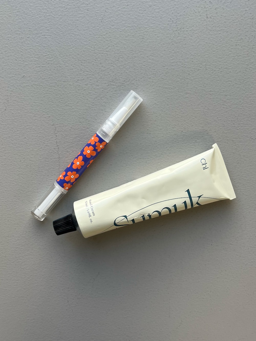 シルバー系のエコバッグ/サブバッグ、ブルー系のパスポートケース、グリーン系の財布を着用したレディースの夏コーディネートの5枚目の写真