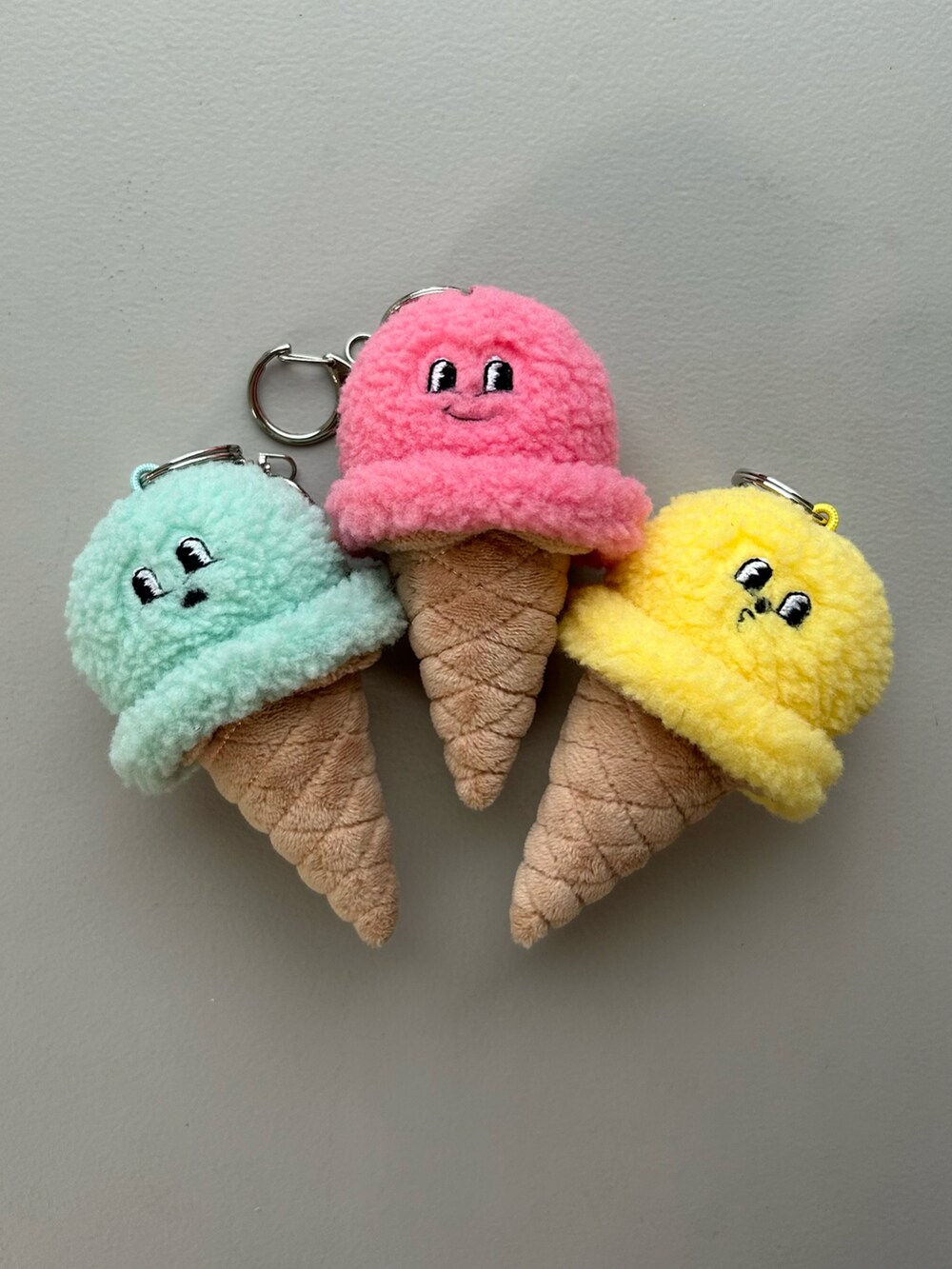 ホワイト系のチャーム、シルバー系のチャーム、ベージュ系のチャームを着用したレディースの夏コーディネートの3枚目の写真