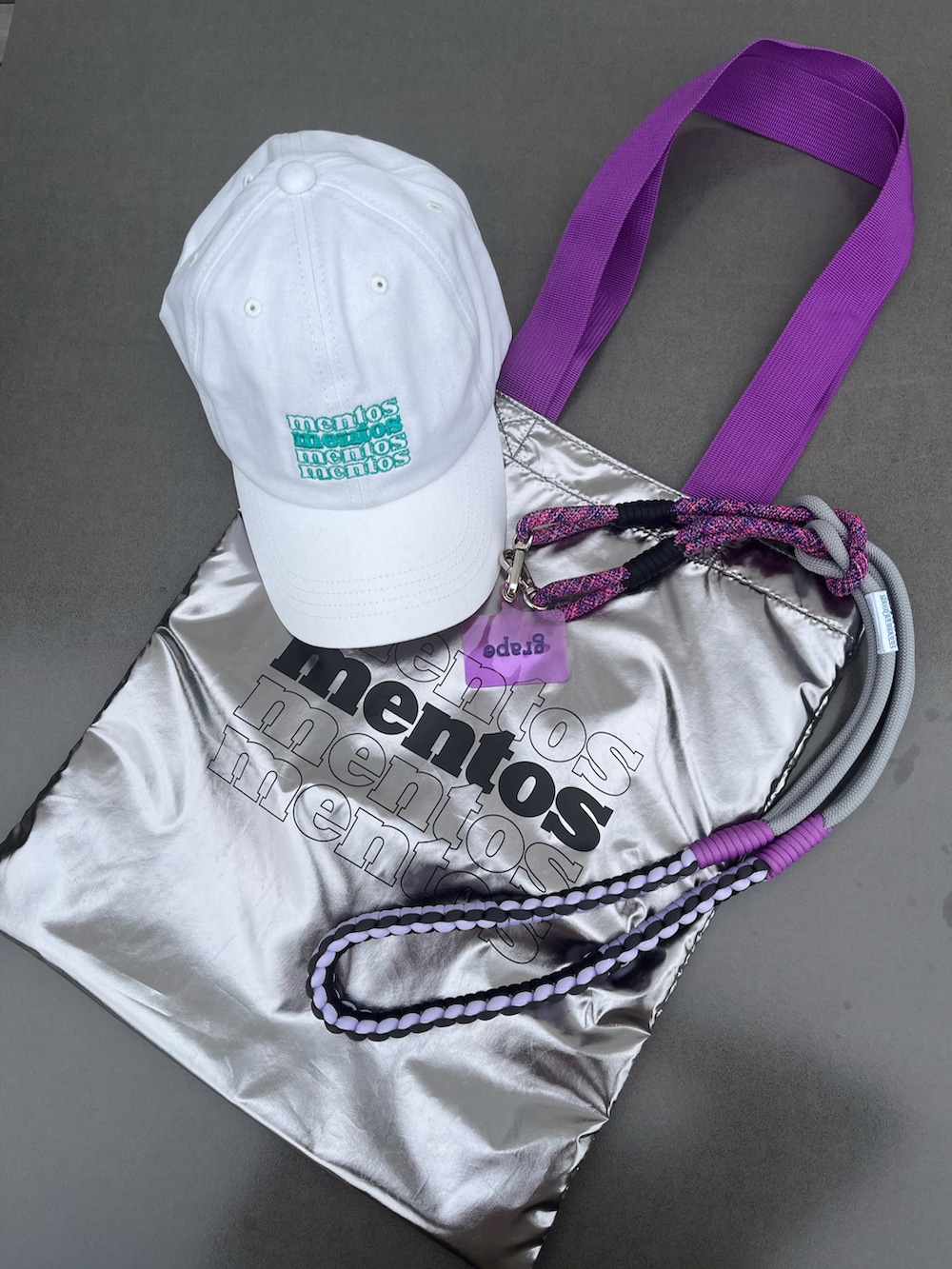 ブラック系のドレスシューズ、ホワイト系のその他パンツ、シルバー系のトートバッグを着用したレディースの夏コーディネートの2枚目の写真