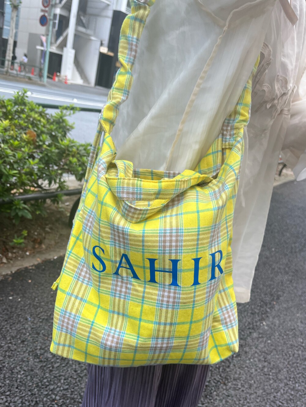 ブラック系のドレスシューズ、パープル系のパンツ、ホワイト系のトップスを着用したレディースの夏コーディネートの3枚目の写真