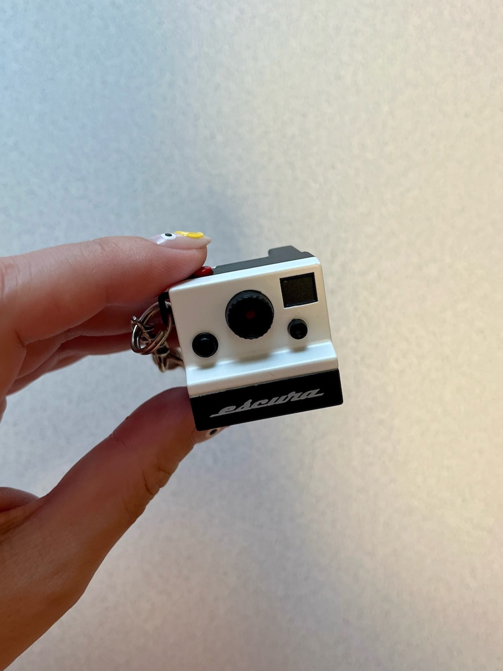 ブルー系のポーチ、ホワイト系のキーケース/キーアクセサリー、その他のハンドケア/ハンドクリームを着用したレディースの秋コーディネートの4枚目の写真