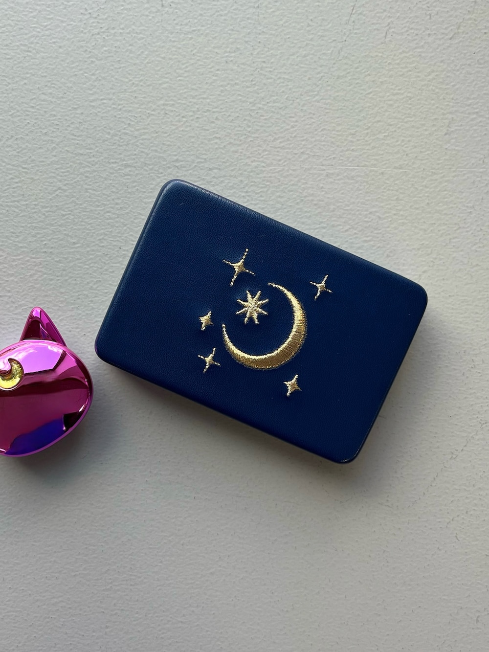 その他のハンドケア/ハンドクリーム、グリーン系のその他小物、ブルー系のポーチを着用したレディースの秋コーディネートの3枚目の写真