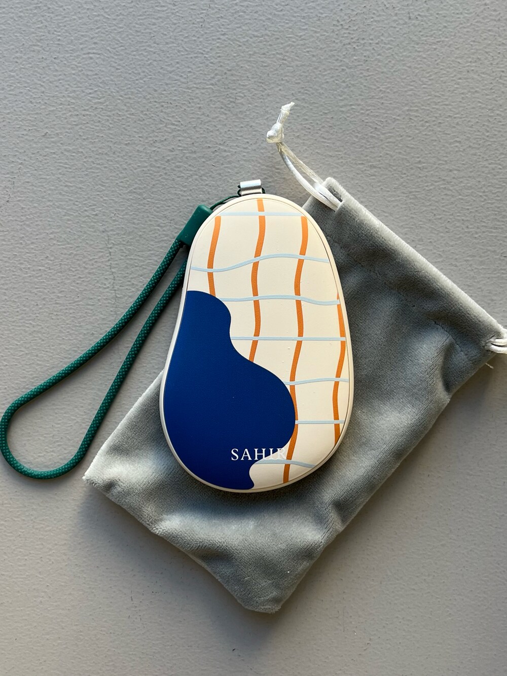 イエロー系のチャーム、ホワイト系のチャーム、その他のハンドケア/ハンドクリームを着用したレディースの冬コーディネートの4枚目の写真