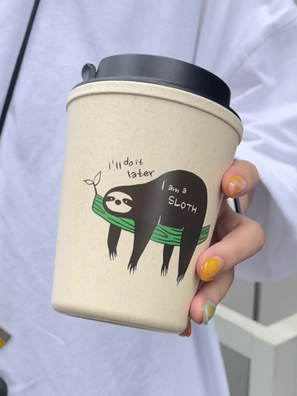 ホワイト系のスニーカー、ホワイト系のTシャツ/カットソー、グリーン系のグラス/マグカップ/タンブラーを着用したレディースの夏コーディネートの2枚目の写真