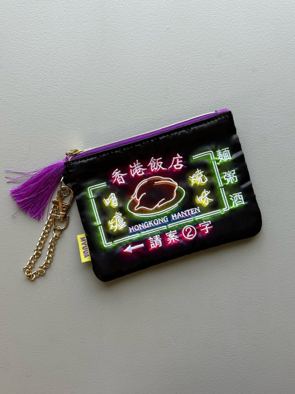 イエロー系のポーチ、オレンジ系のポーチ、ブラック系のポーチを着用したレディースの夏コーディネートの5枚目の写真