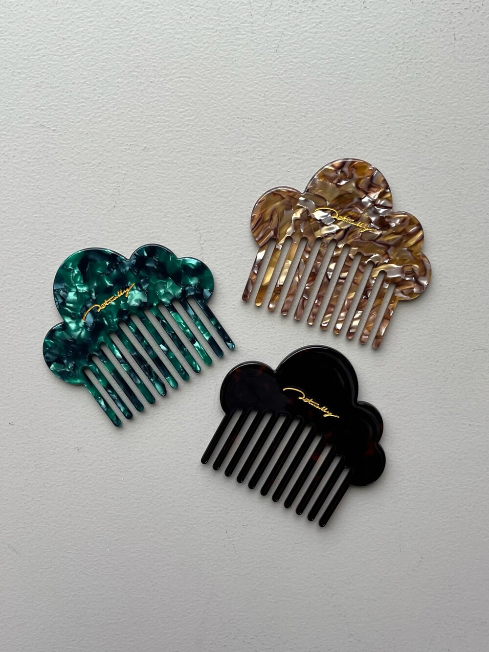 イエロー系の財布、その他のハンドケア/ハンドクリームを着用したレディースの夏コーディネートの5枚目の写真