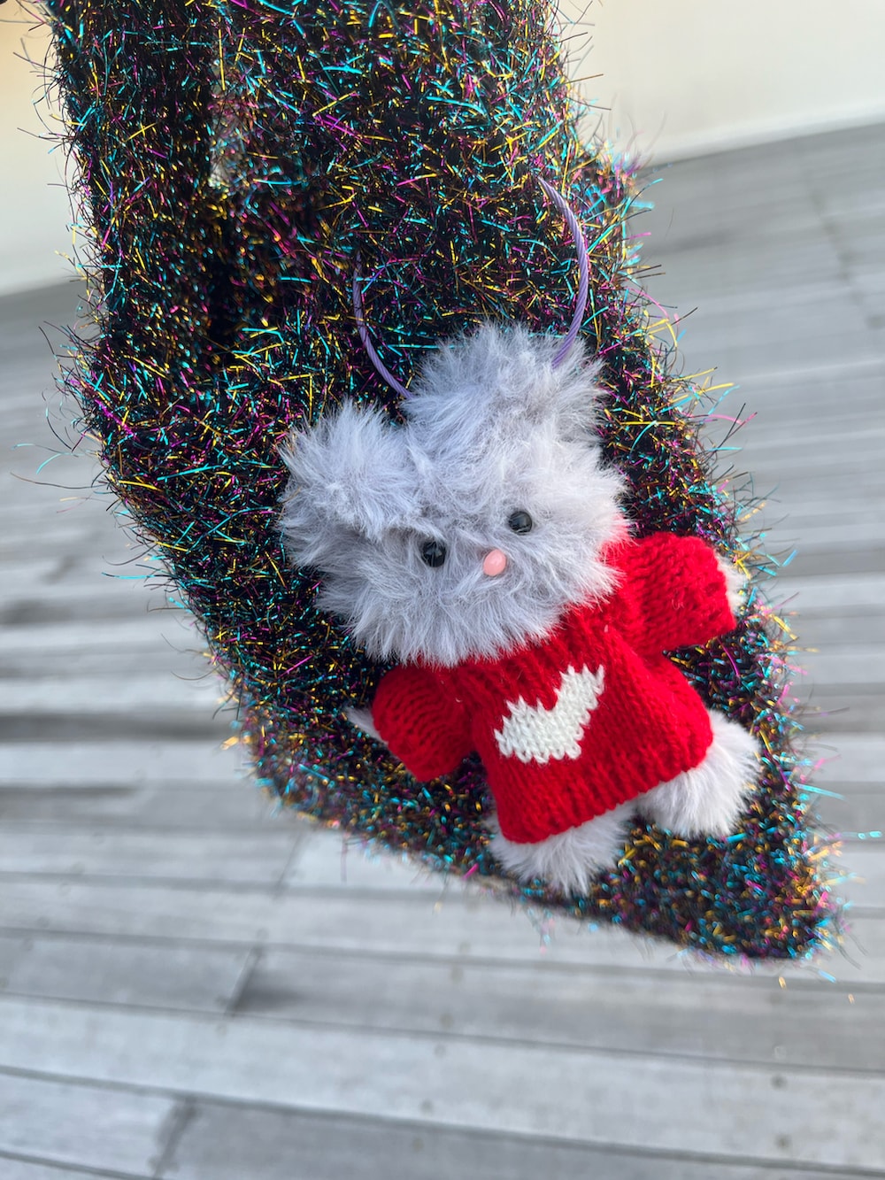 ブラック系のトートバッグ、グリーン系の生活家電、グリーン系の香水を着用したレディースの秋コーディネートの2枚目の写真