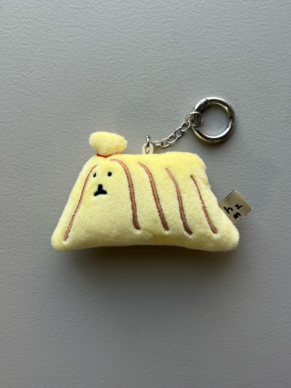オレンジ系の財布、ホワイト系のキーホルダー、その他のハンドケア/ハンドクリームを着用したレディースの秋コーディネートの3枚目の写真