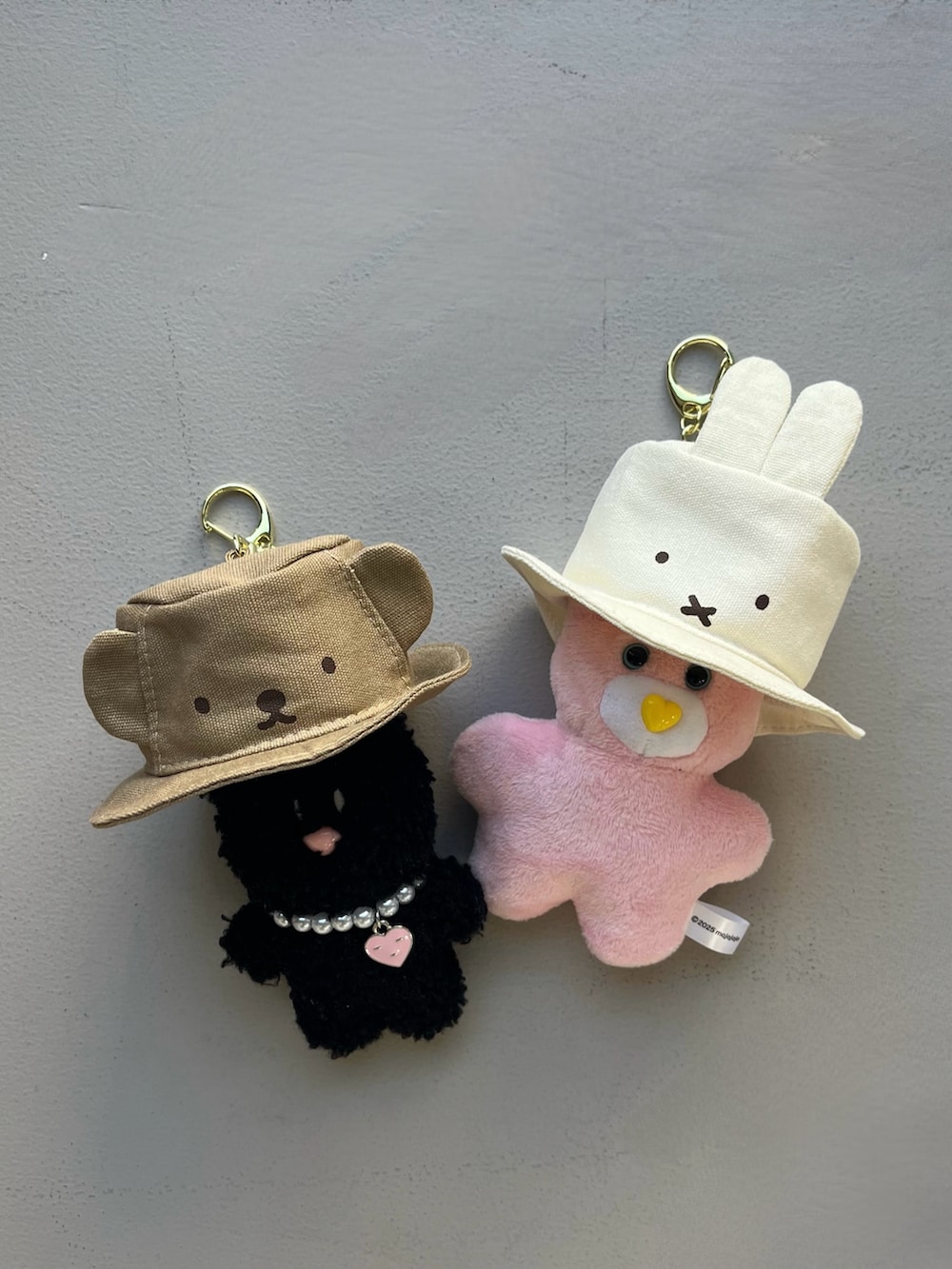 イエロー系の財布、レッド系のポーチ、ホワイト系のチャームを着用したレディースの夏コーディネートの4枚目の写真