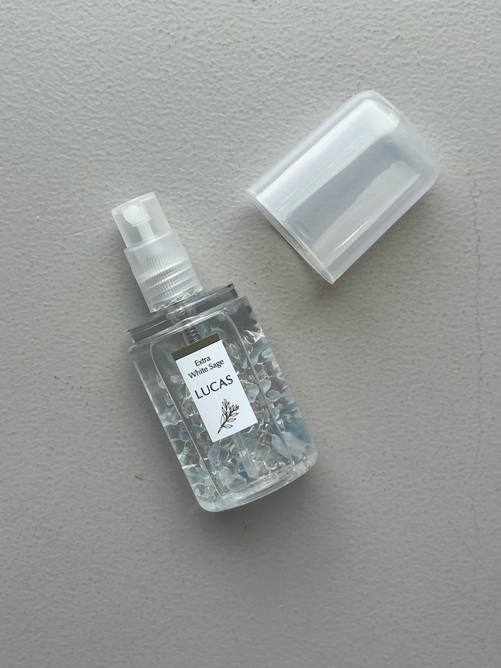 シルバー系の財布、ピンク系のポーチ、ホワイト系の香水を着用したレディースの夏コーディネートの5枚目の写真