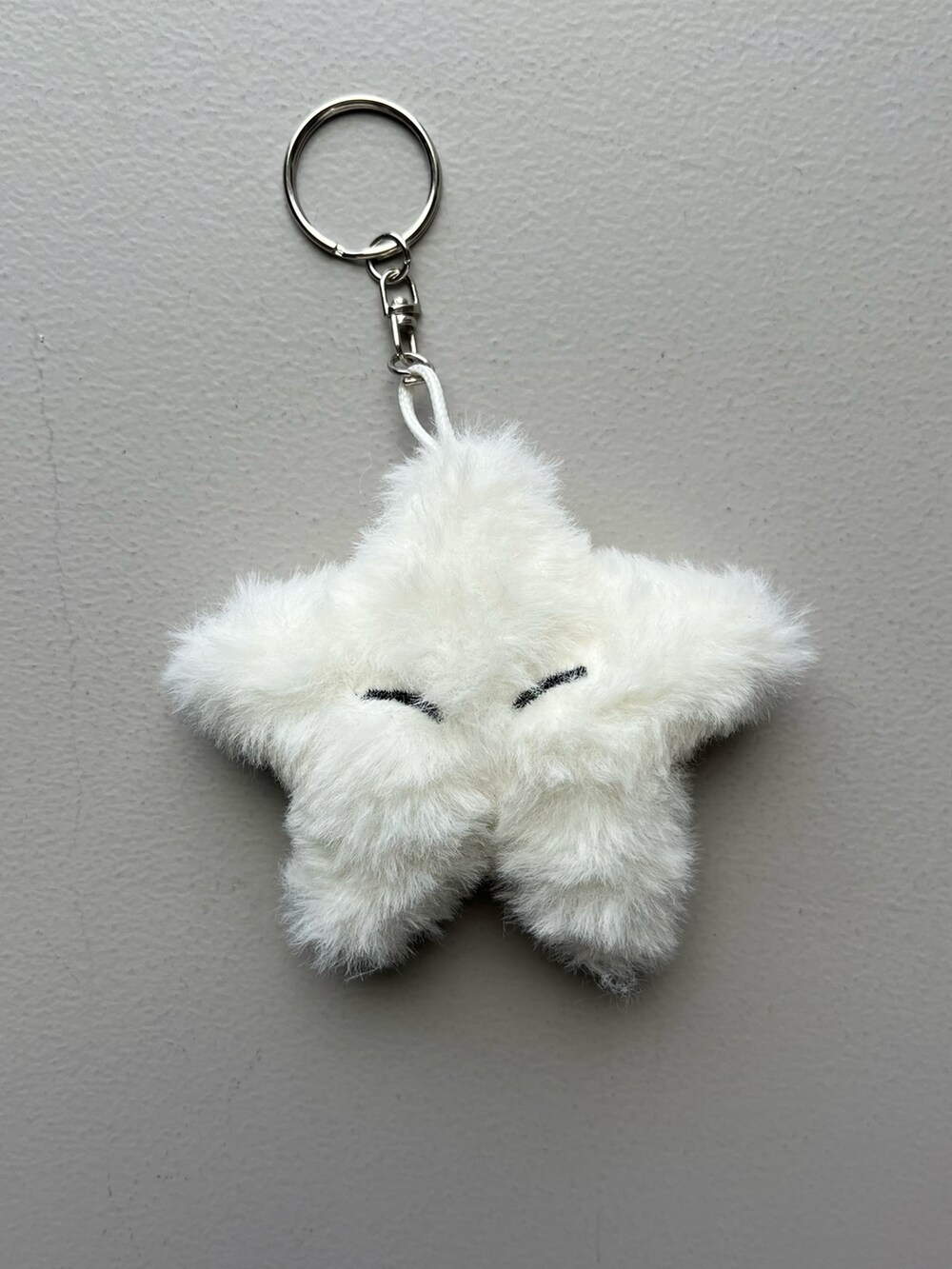 グリーン系のスマホグッズ、シルバー系のポーチ、ホワイト系のその他小物を着用したレディースの秋コーディネートの5枚目の写真